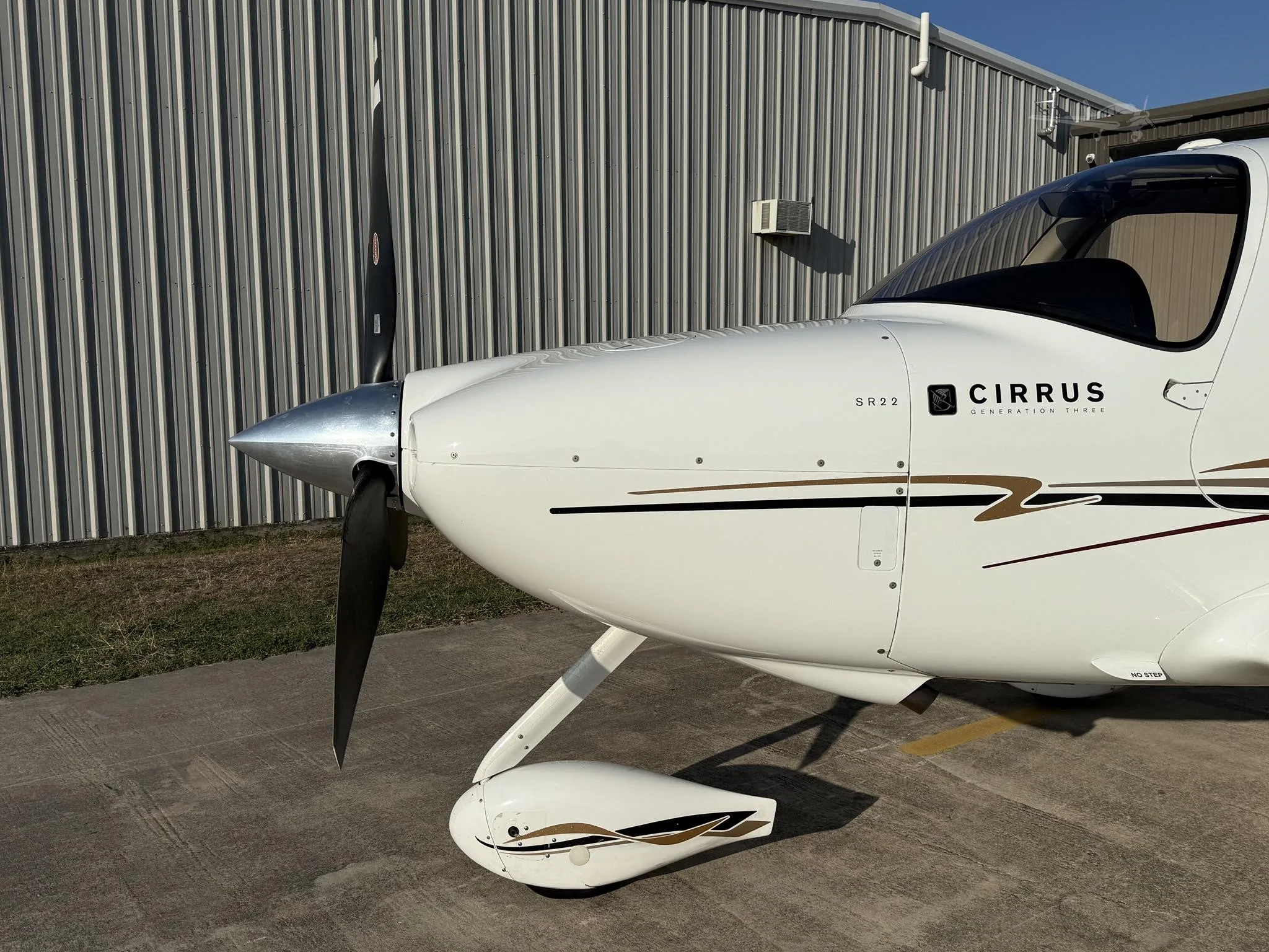 Exterior view of a 2007 CIRRUS SR22-G3 TURBO, N355MW.