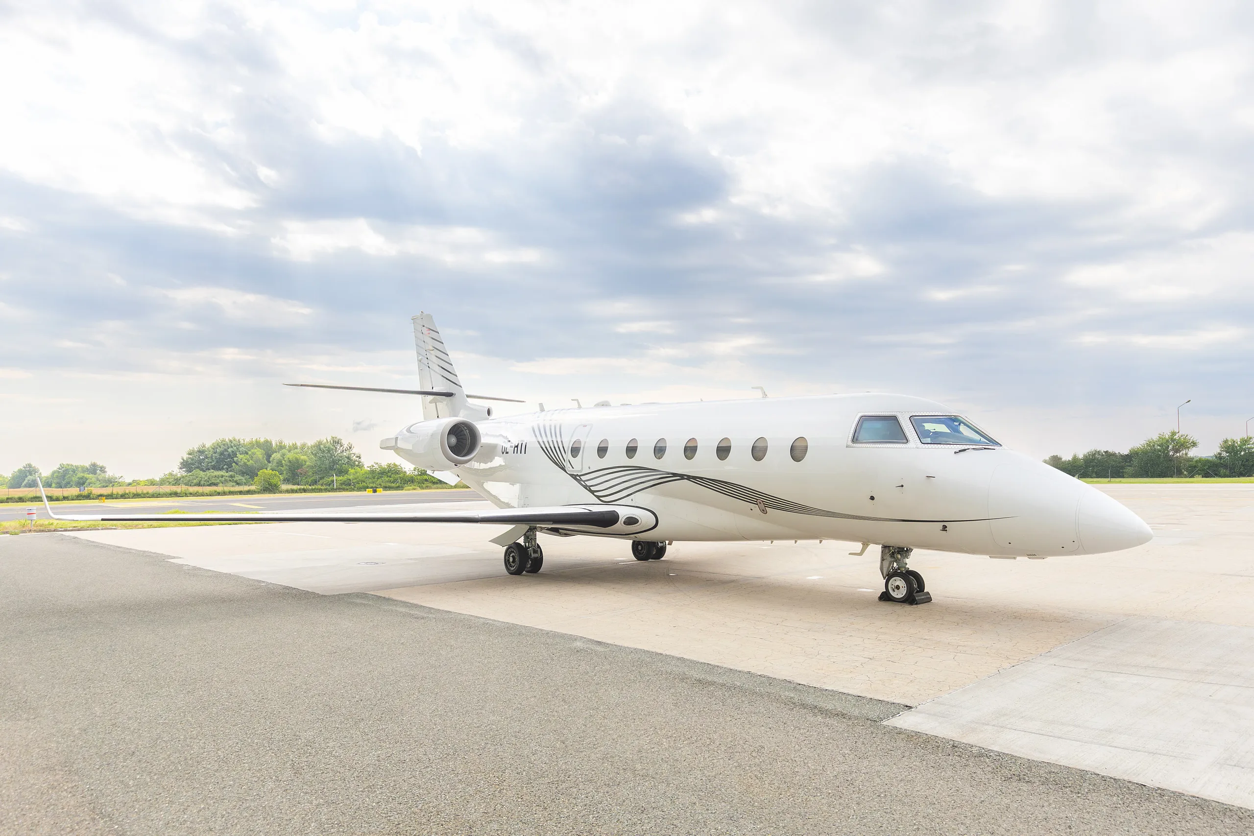 Exterior view of a 2005 Gulfstream G350, N117WR.