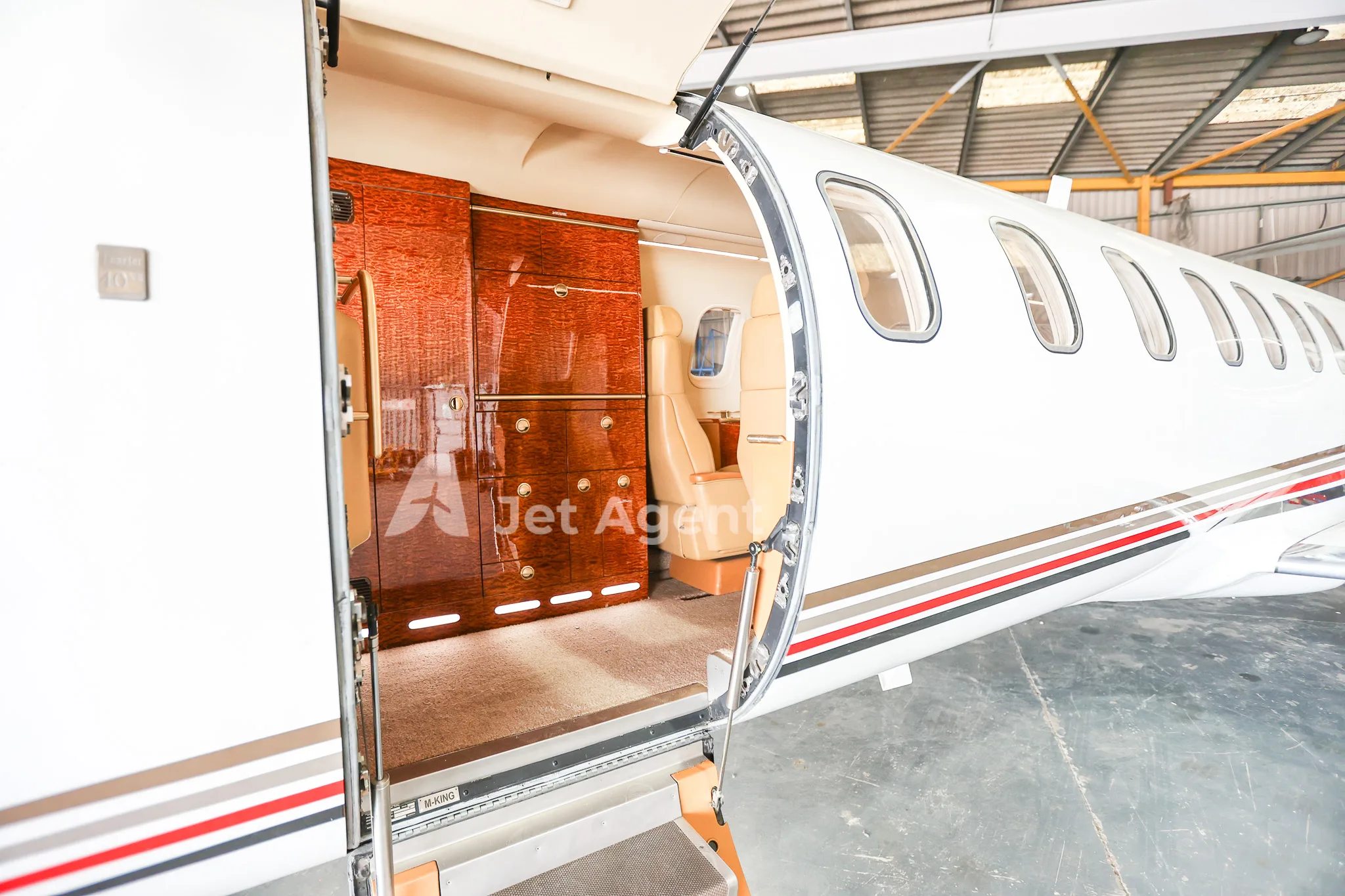Exterior view of a 2004 Bombardier learjet 40xr, M-KING.