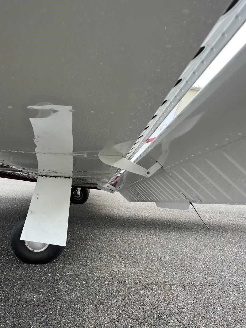 Exterior view of a 1984 PIPER SENECA III, OK-MMG.