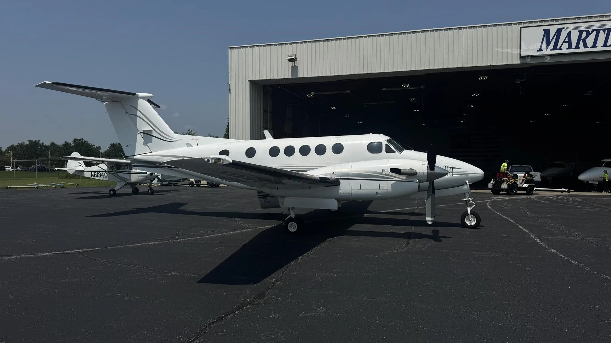 Exterior view of a 1976 BEECHCRAFT KING AIR 200, N124KT.