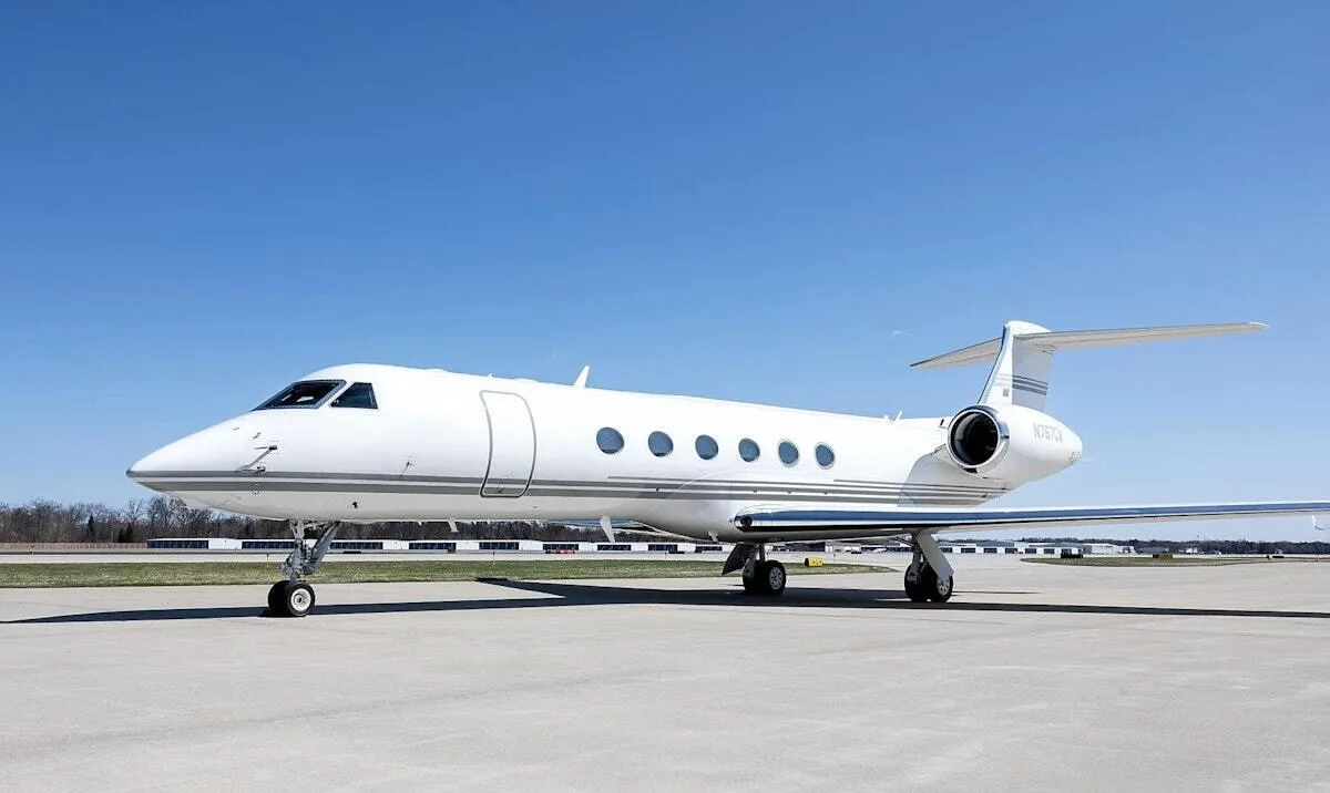 Exterior view of a 1998 Gulfstream GV.