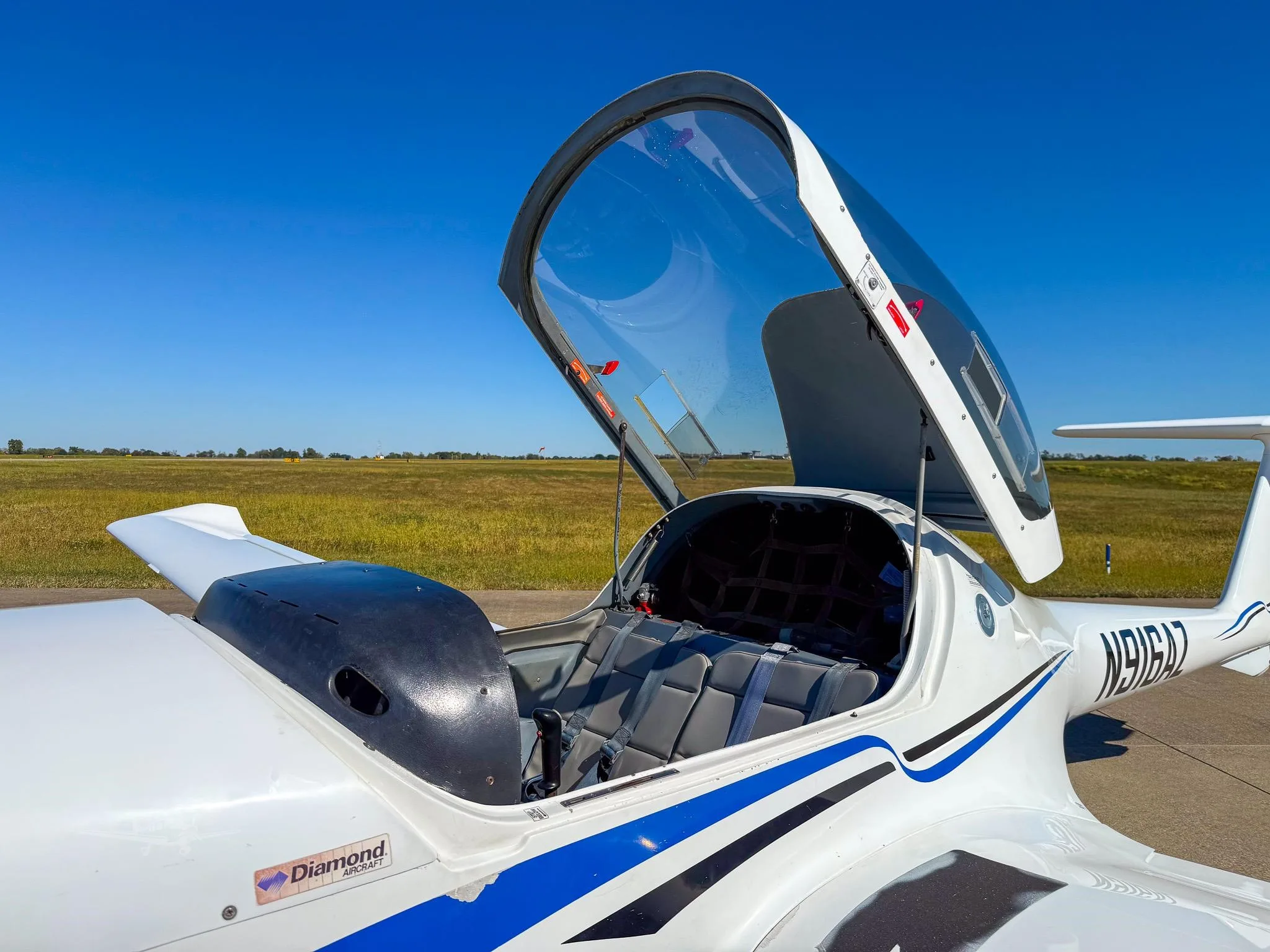 Exterior view of a 1998 DIAMOND DA20-C1, N916AZ.