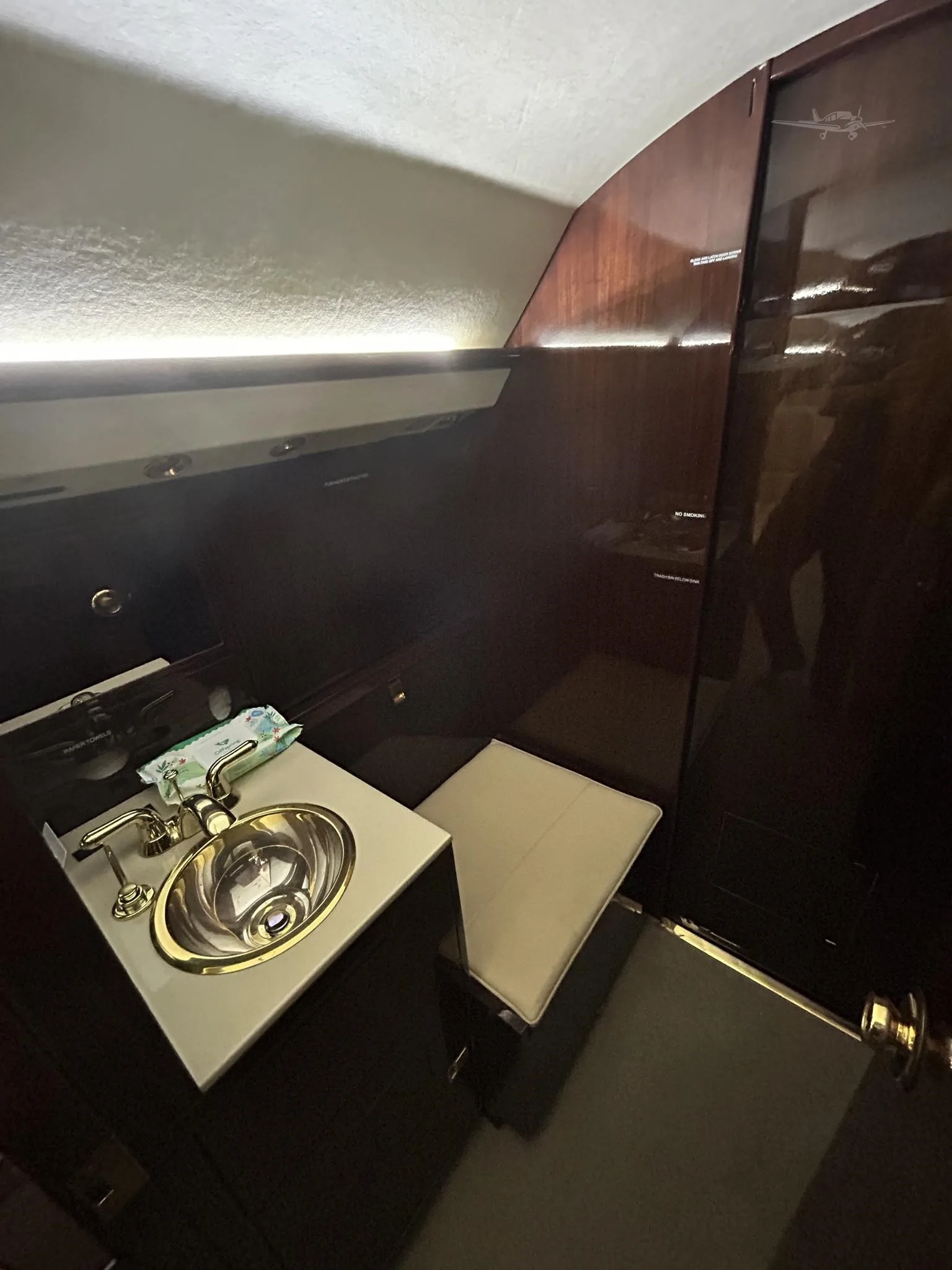 Cabin interior of a 1982 BOMBARDIER CHALLENGER 600.