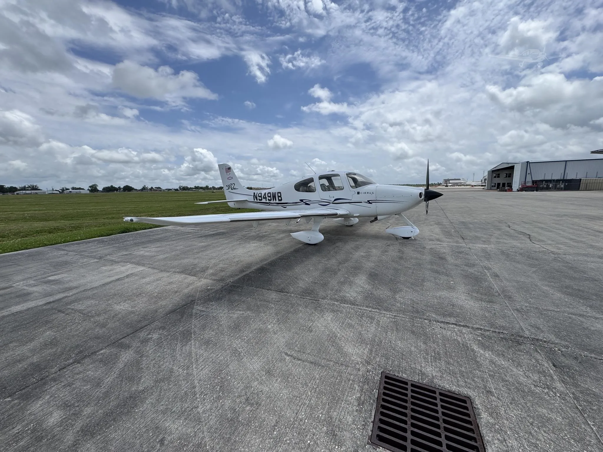 Exterior view of a 2003 CIRRUS SR22.