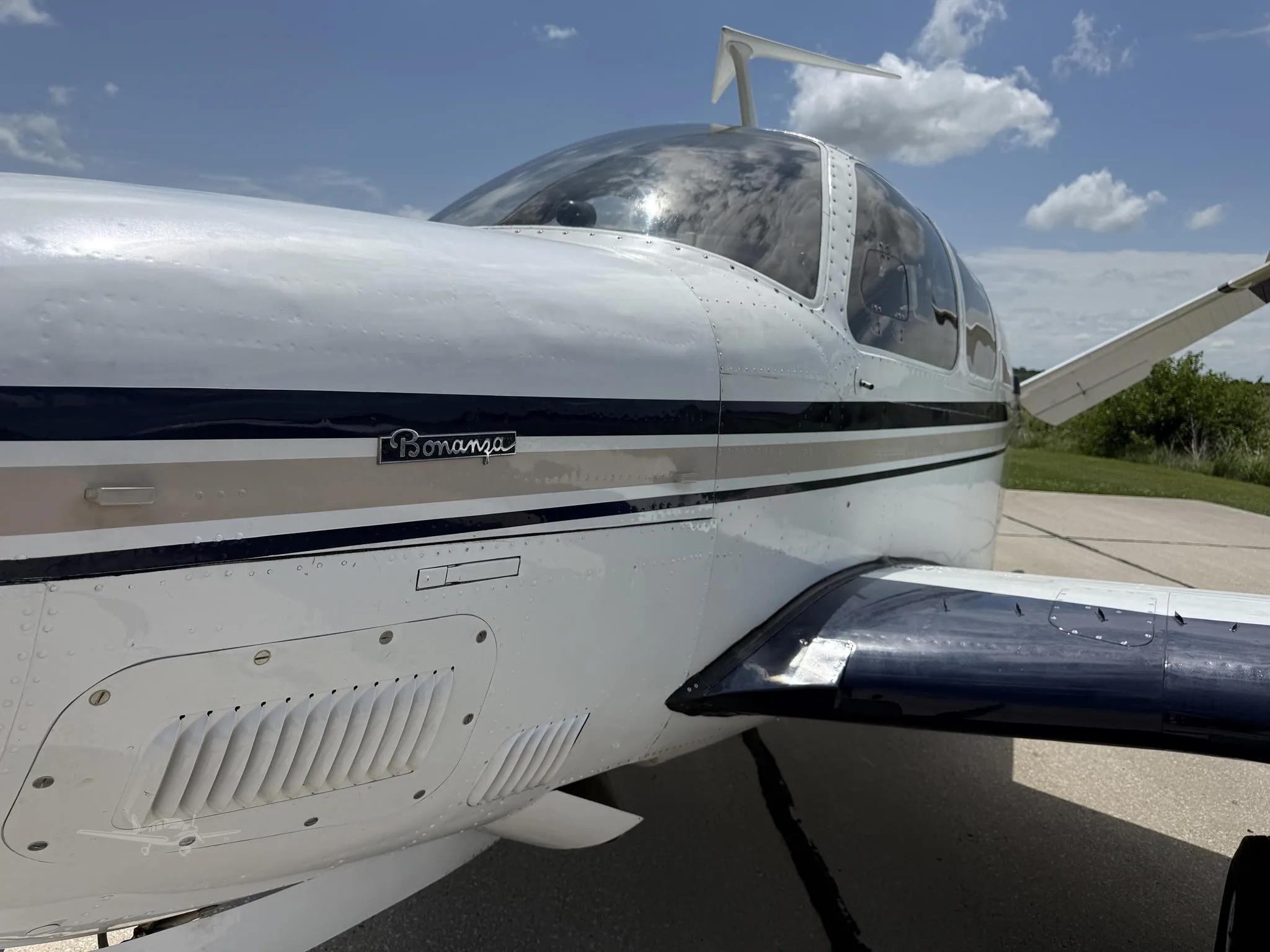 Exterior view of a 1976 BEECHCRAFT V35B BONANZA, N3206L.