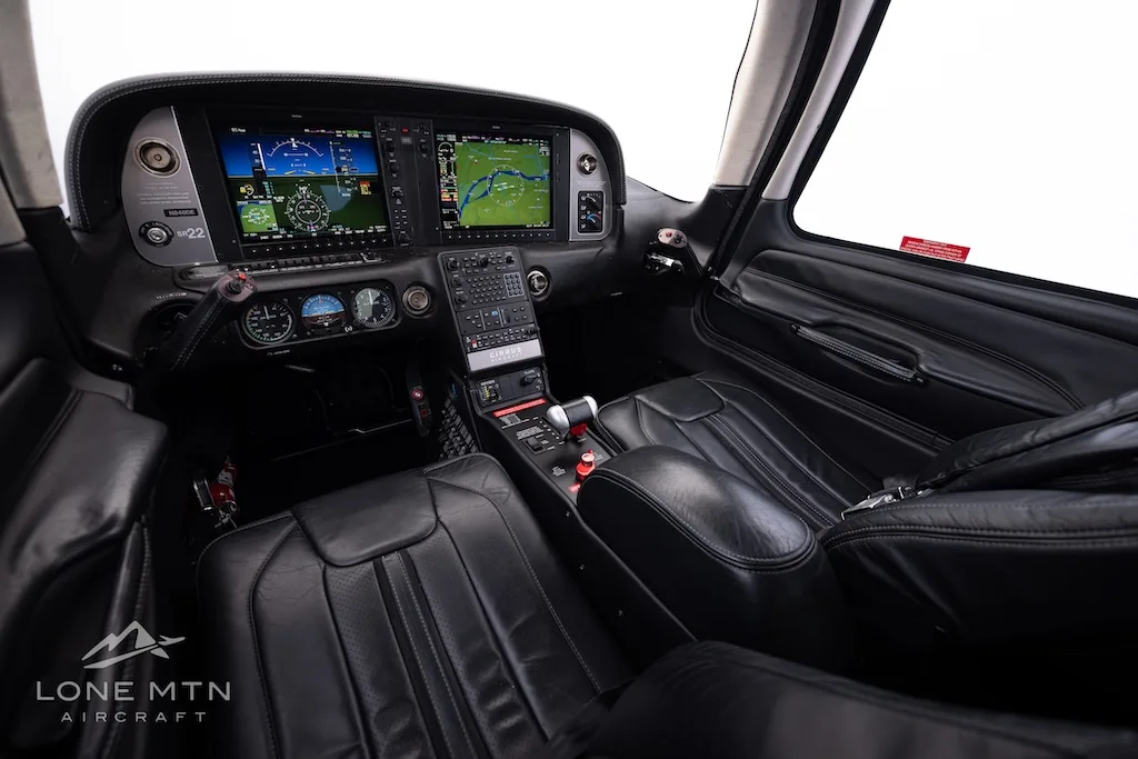 Cockpit and instrument panel of a 2014 Cirrus SR22 G5.