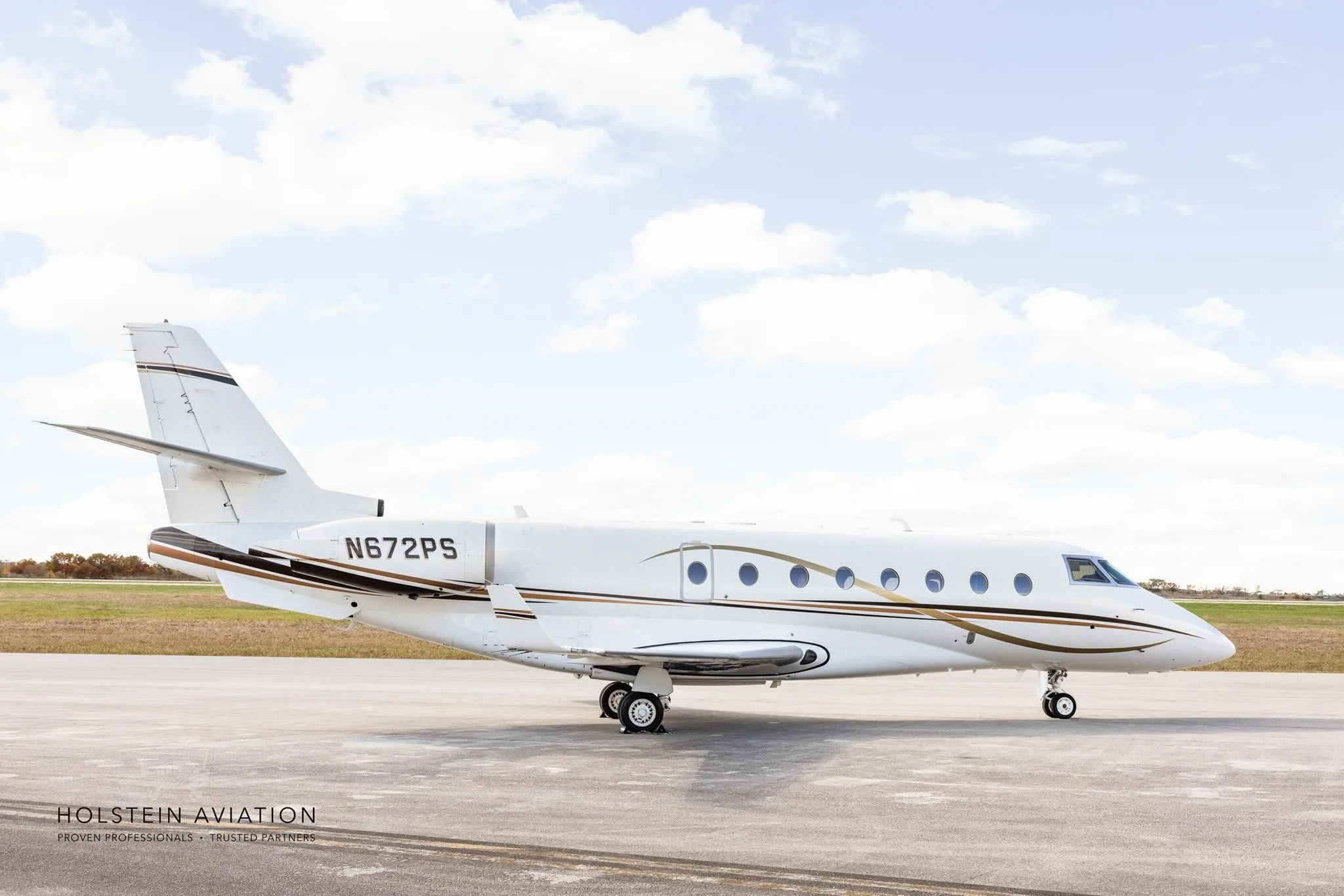 Exterior view of a 2000 GULFSTREAM G200, N672PS.