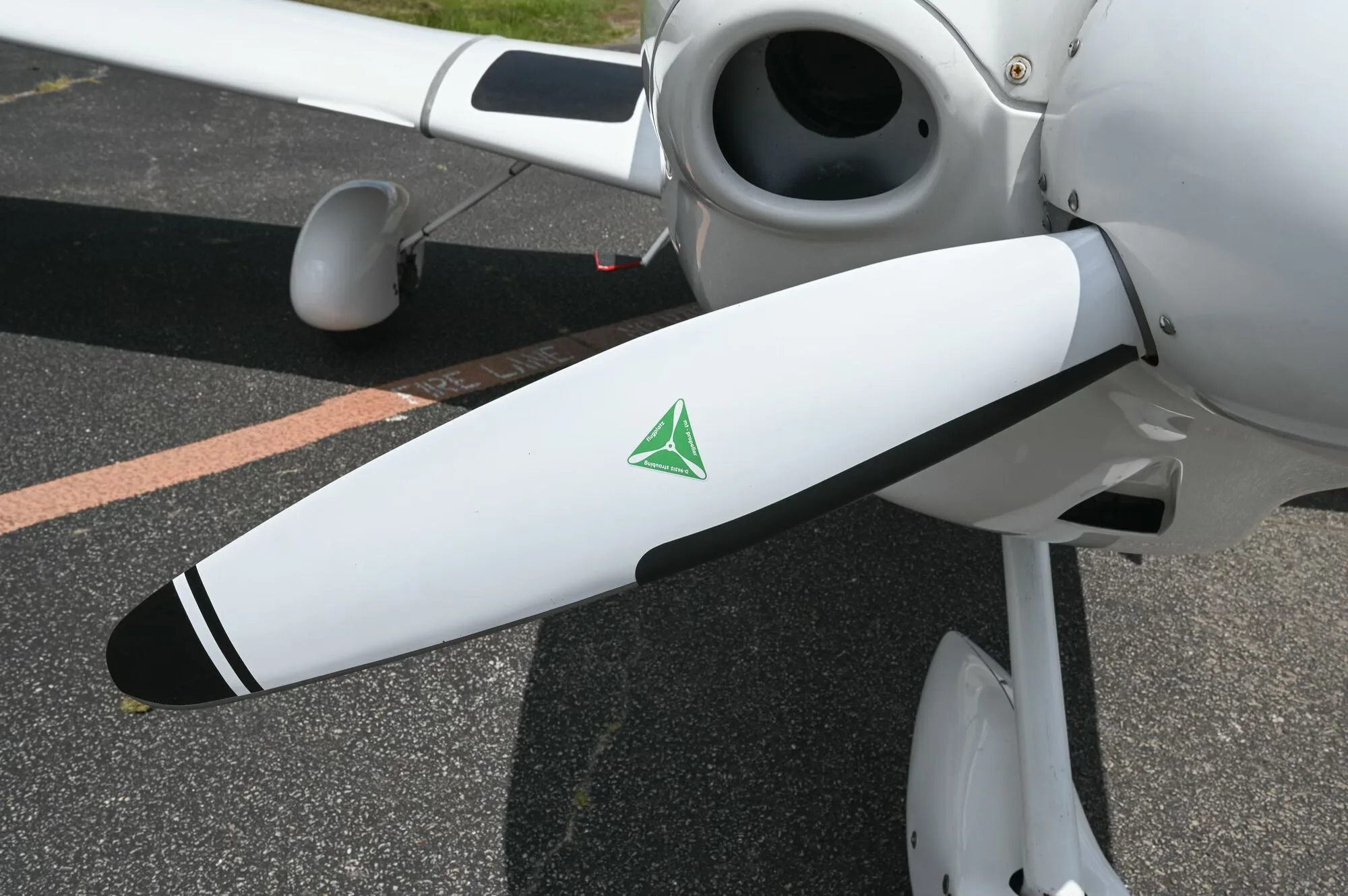Exterior view of a 2003 Diamond DA40-180 Star, N170MA.