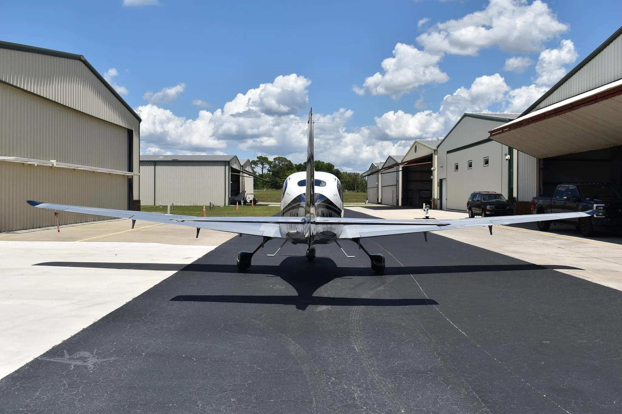 Exterior view of a 2023 CIRRUS SR22-G6 TURBO, N1384M.