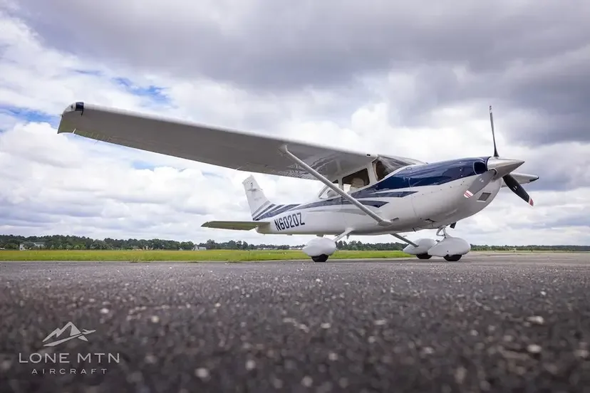 Exterior view of a 1999 Cessna 182S Skylane.