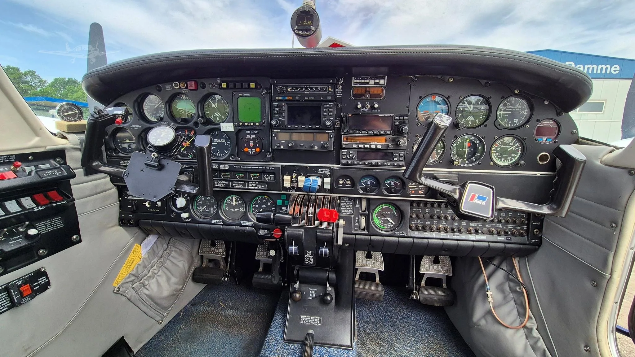 Cockpit and instrument panel of a 1979 PIPER SENECA II.