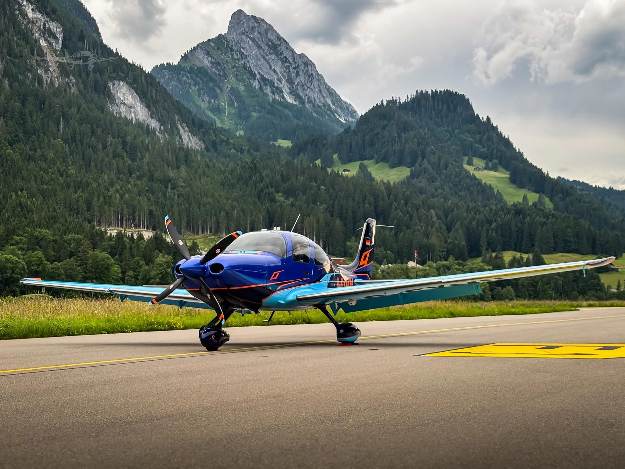 Exterior view of a 2023 CIRRUS SR22-G6 TURBO, D-EXMN.