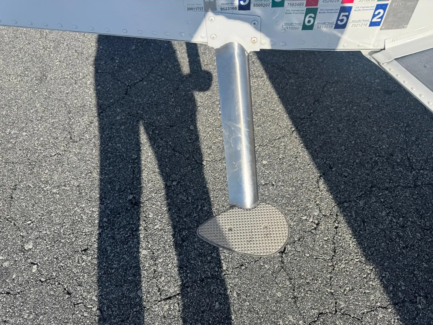 Exterior view of a 1976 BEECHCRAFT A36 BONANZA, N29DL.