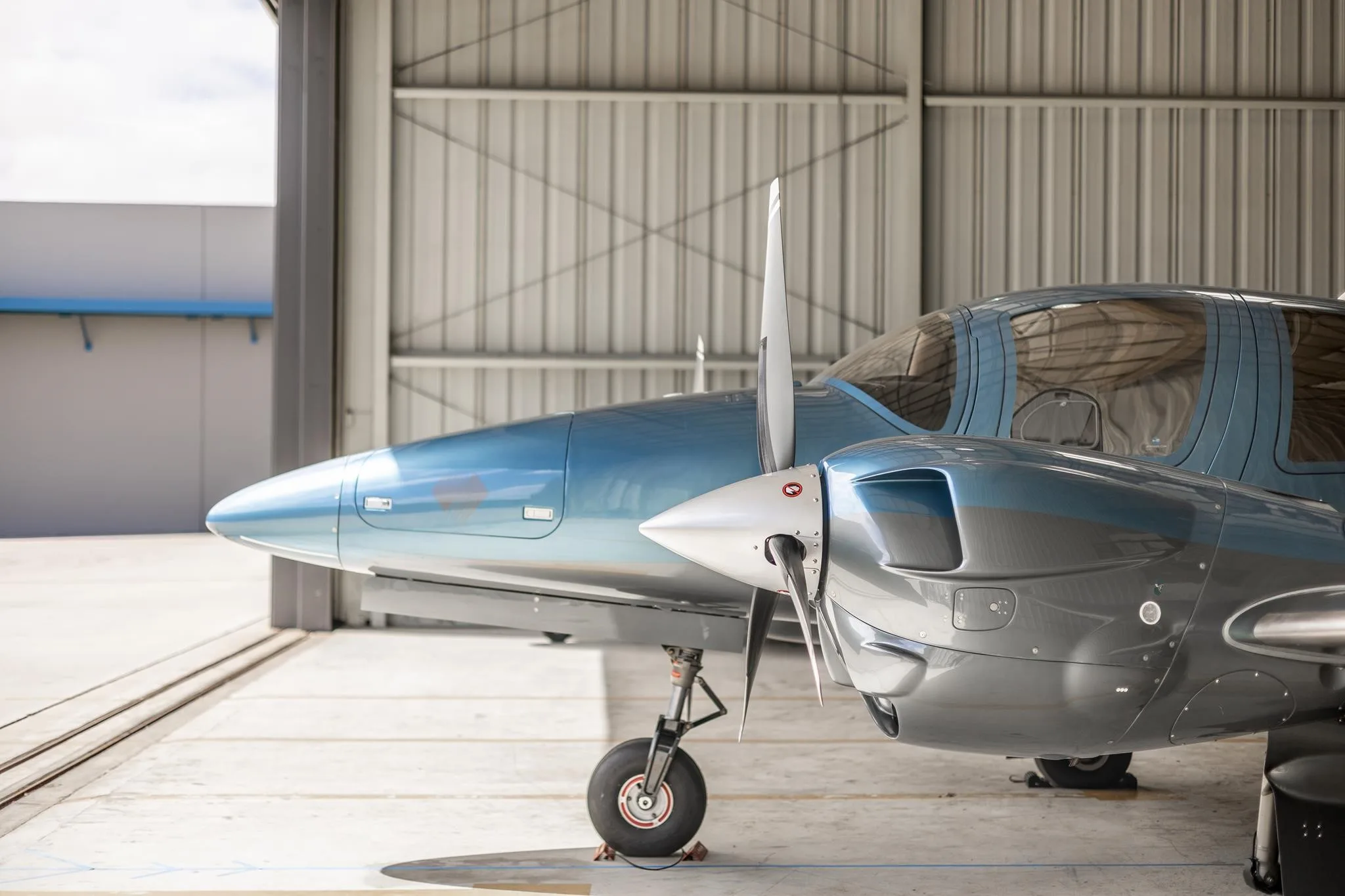 Exterior view of a 2019 DIAMOND DA62, N296LA.