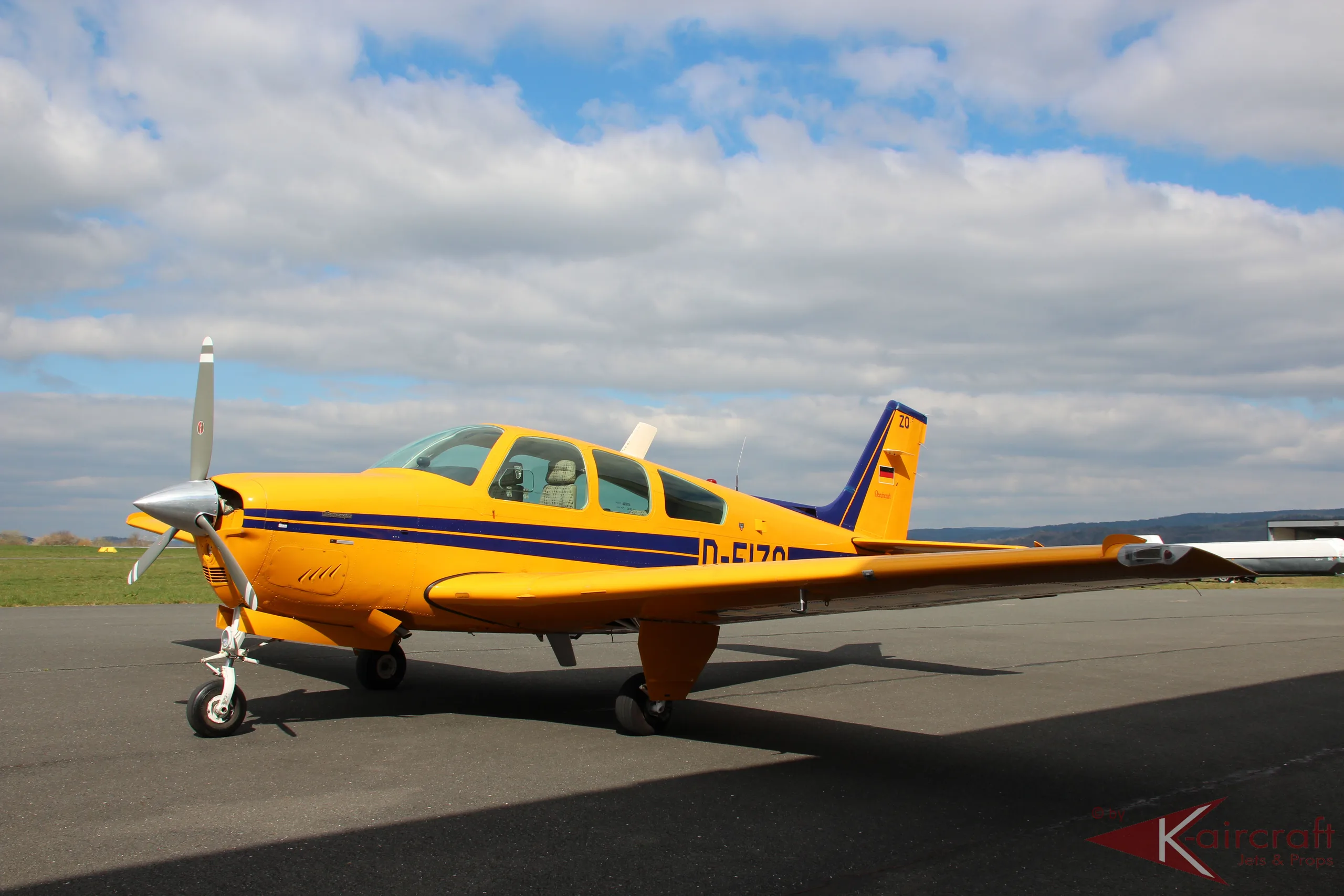 Exterior view of a 1986 Beechcraft bonanza f33a.