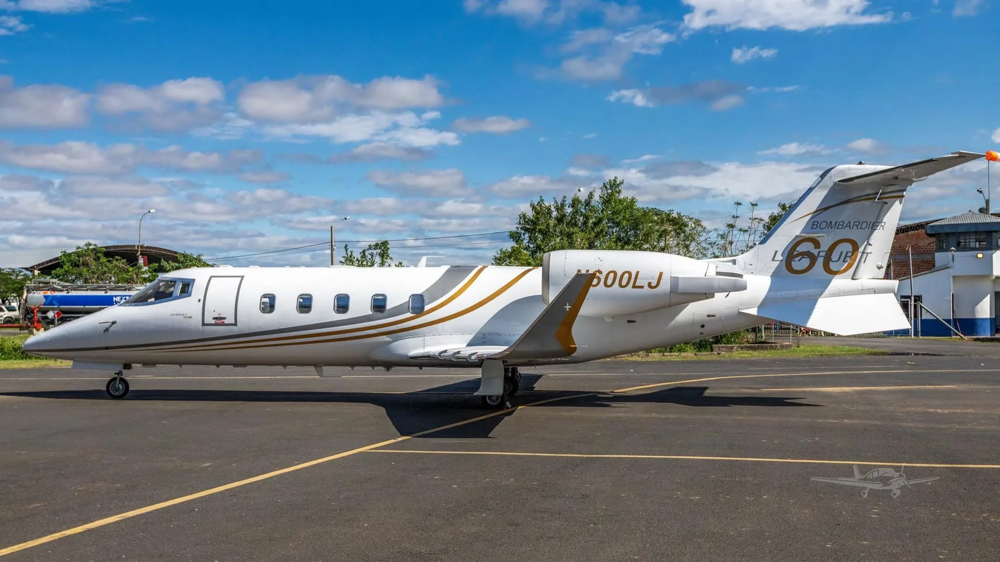 Exterior view of a 2006 LEARJET 60SE, N600LJ.