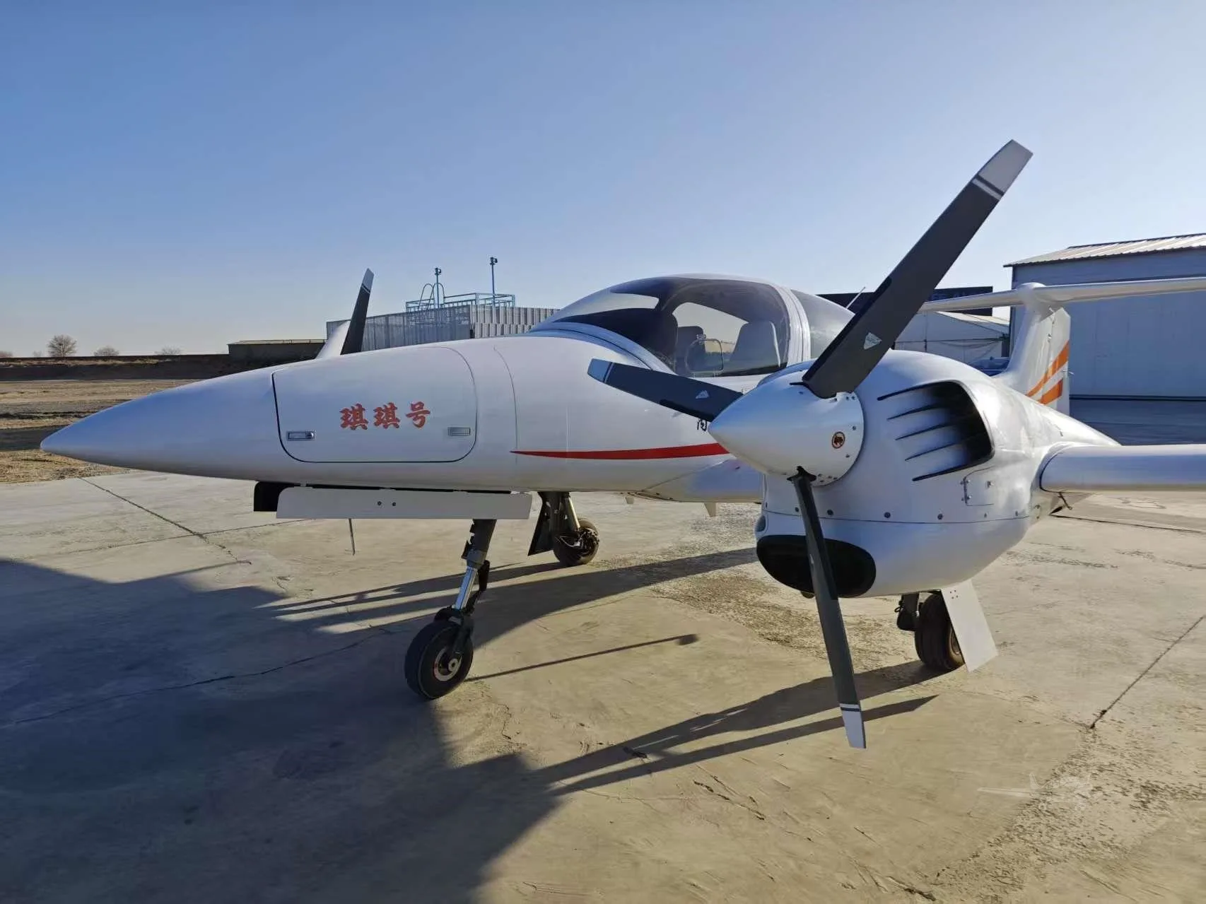 Exterior view of a 2011 DIAMOND DA42 NG.