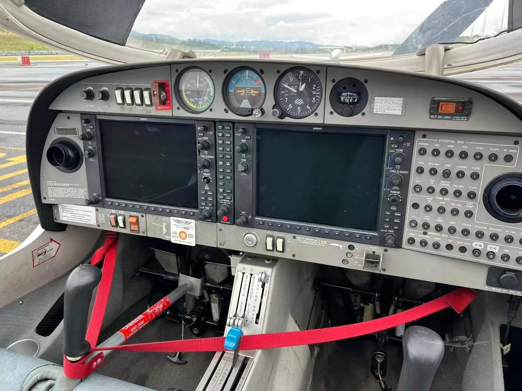 Cockpit and instrument panel of a 2007 DIAMOND DA40-180 STAR.