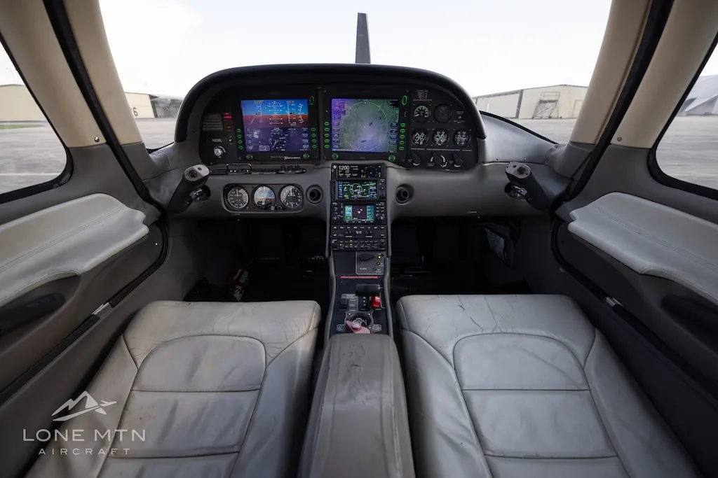 Cockpit and instrument panel of a 2004 Cirrus SR22.