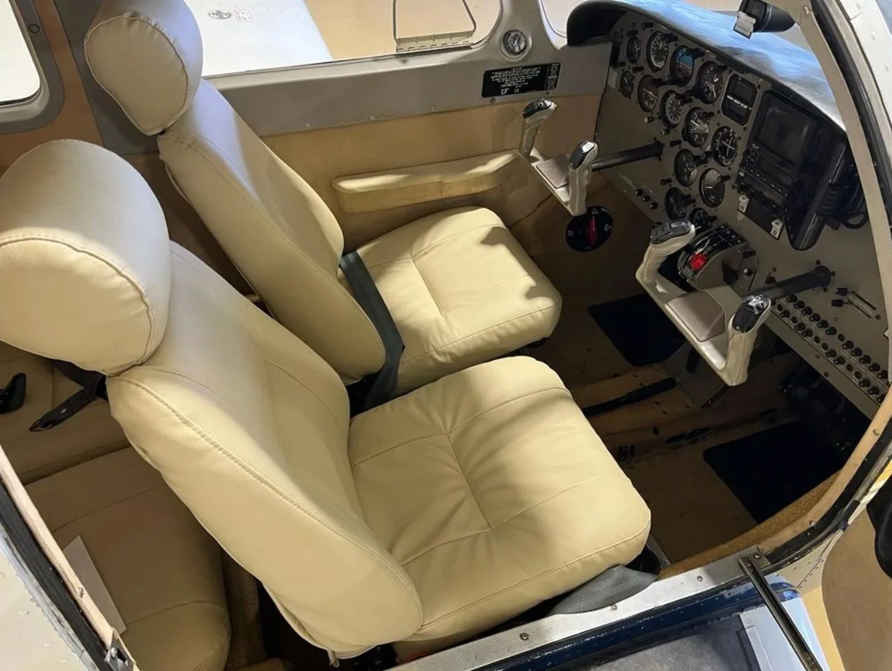 Cabin interior of a 1994 Piper PA-28-181 Archer III.