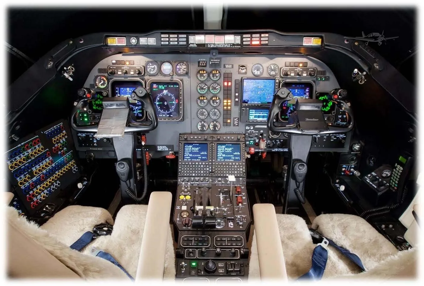 Cockpit and instrument panel of a 2006 HAWKER 400XP.