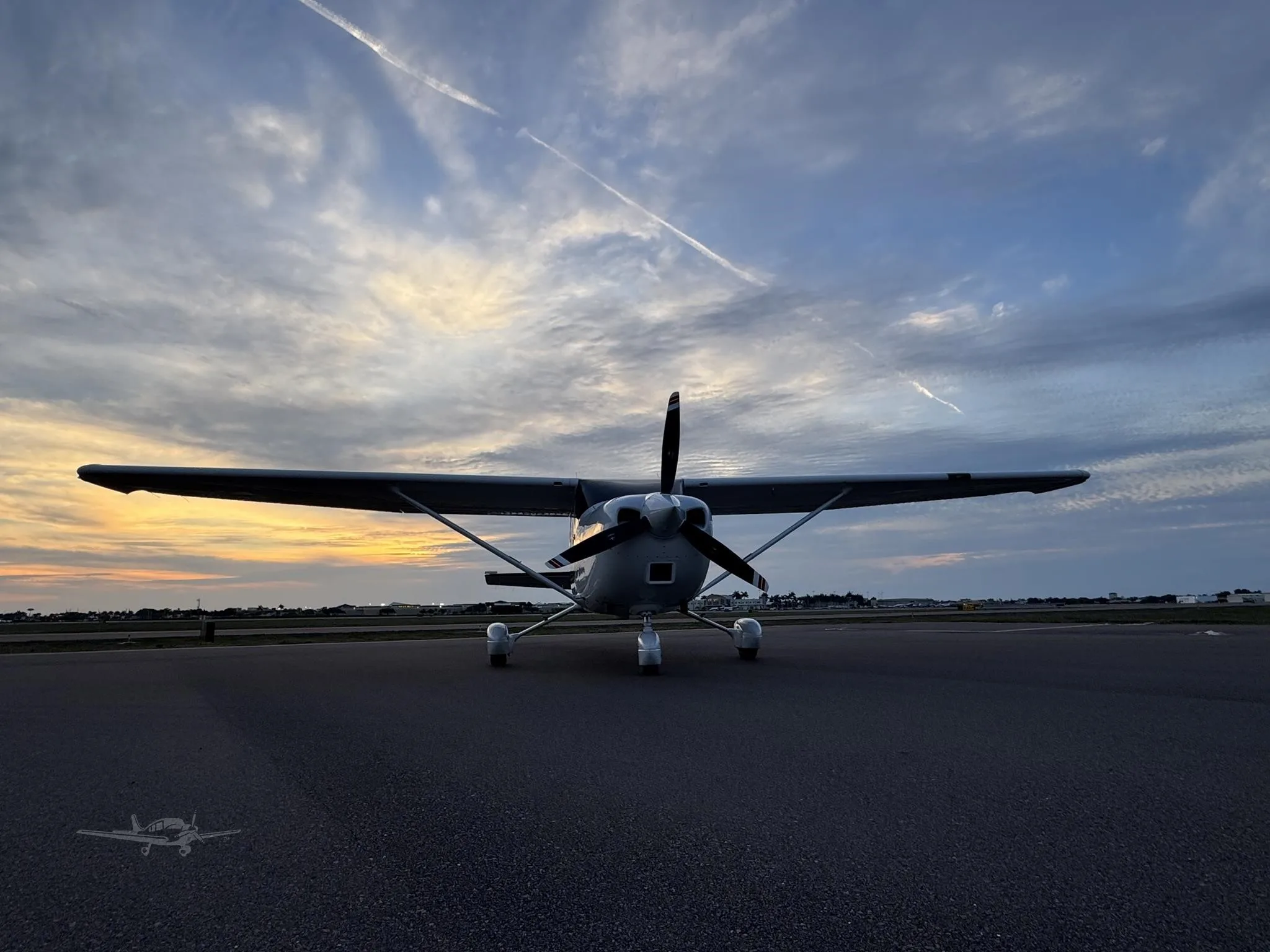 Exterior view of a 2000 CESSNA 182S SKYLANE, N2453H.