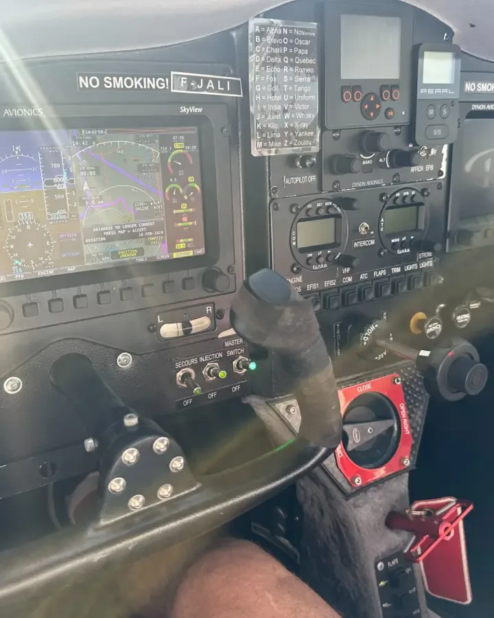 Cockpit and instrument panel of a Cessna Skylane Airlony.