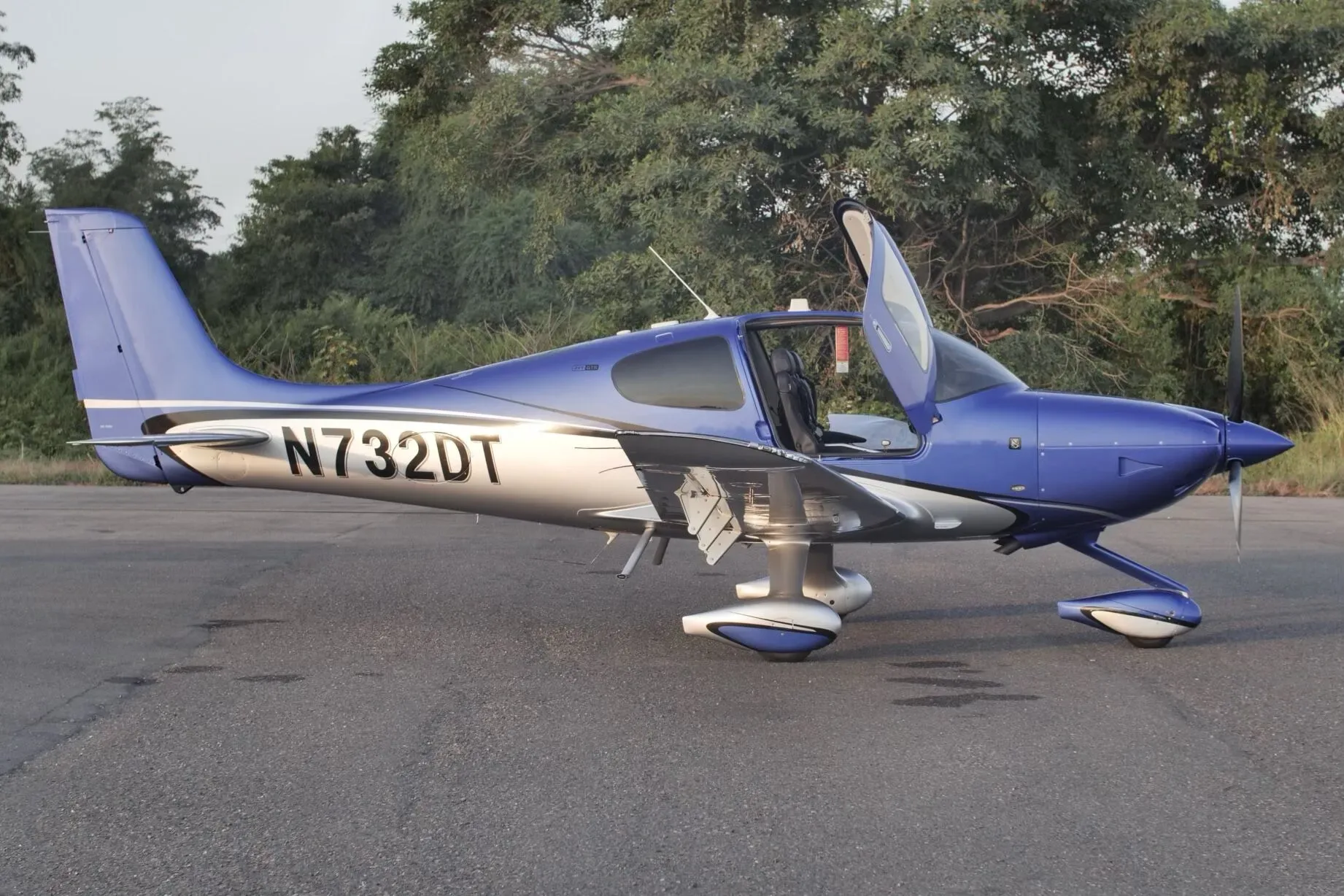 Exterior view of a 2024 Cirrus SR22T G7 GTS.
