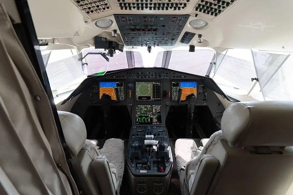 Cockpit and instrument panel of a 2009 DASSAULT FALCON 2000EX EASY.