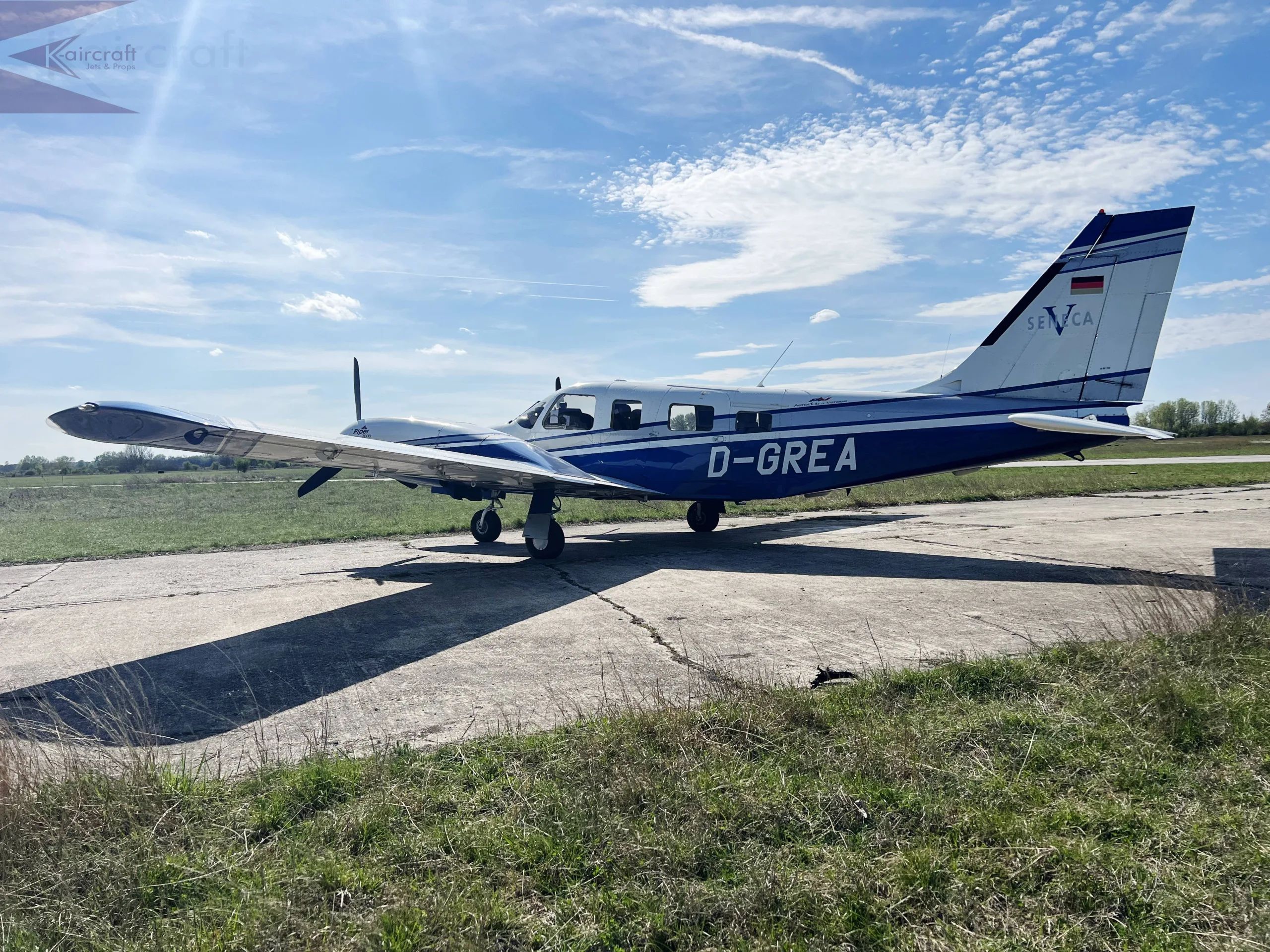Exterior view of a 2000 Piper Seneca V.
