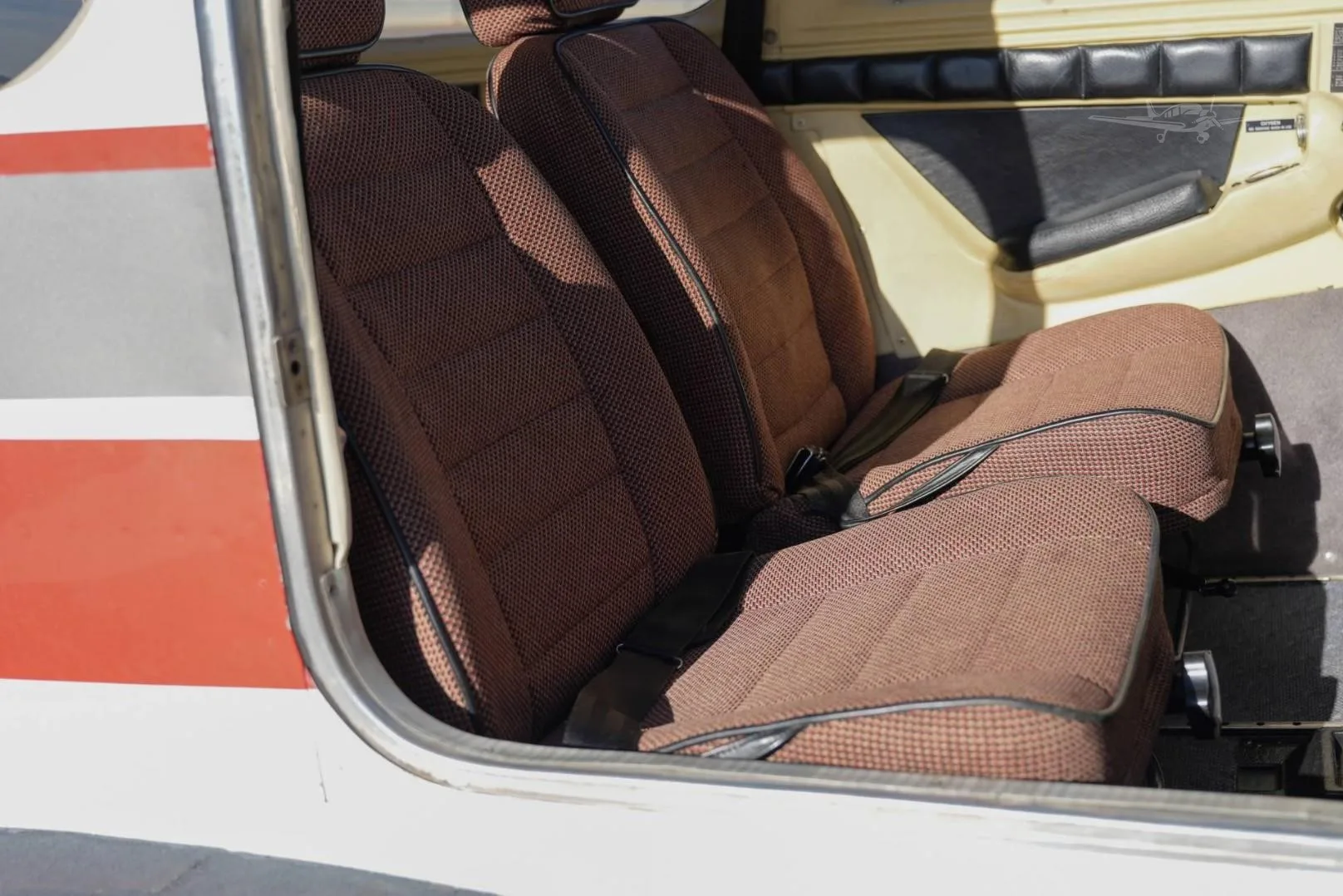 Cabin interior of a 1989 MOONEY M20K 252TSE.