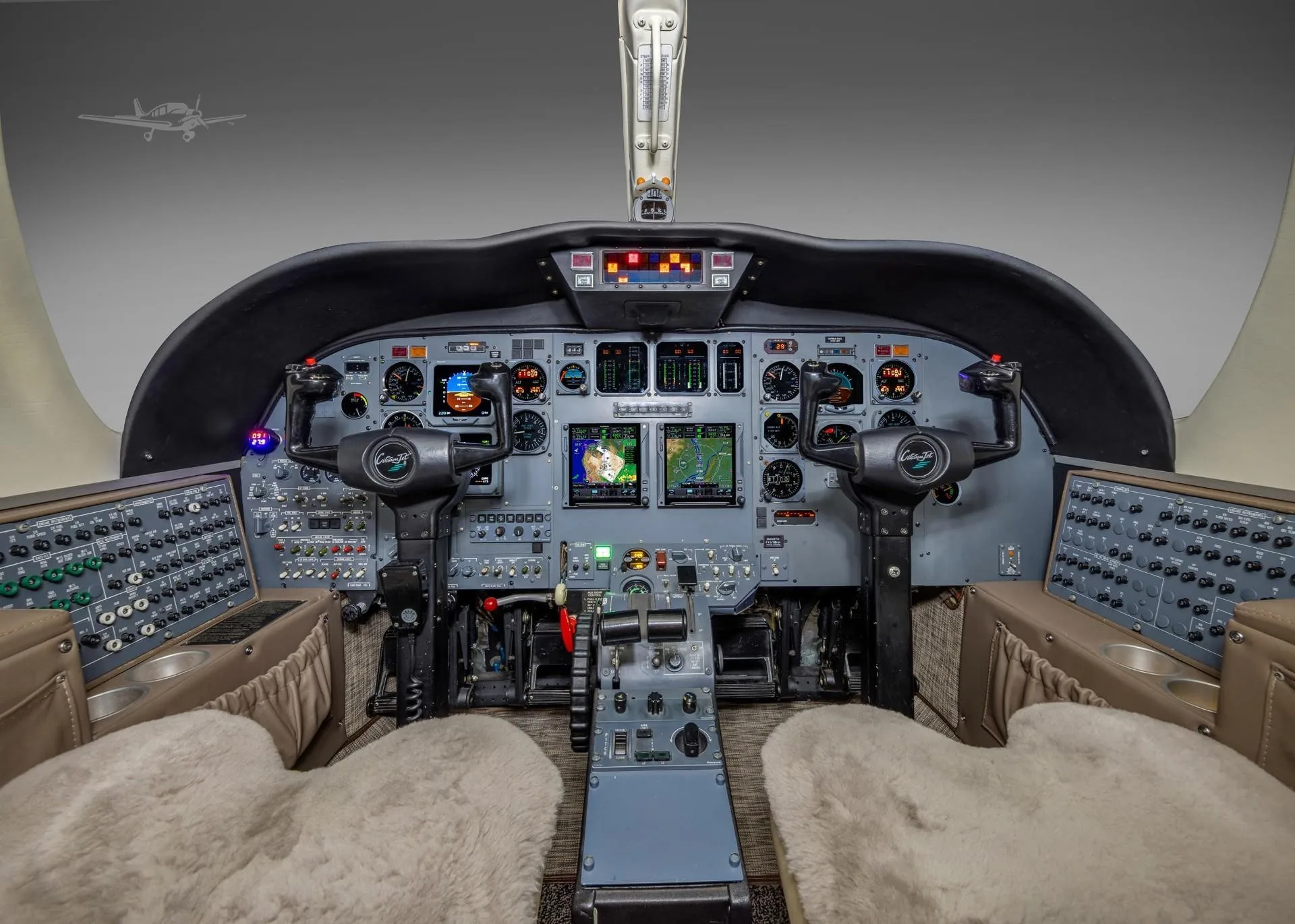Cockpit and instrument panel of a 1999 CESSNA CITATION JET.