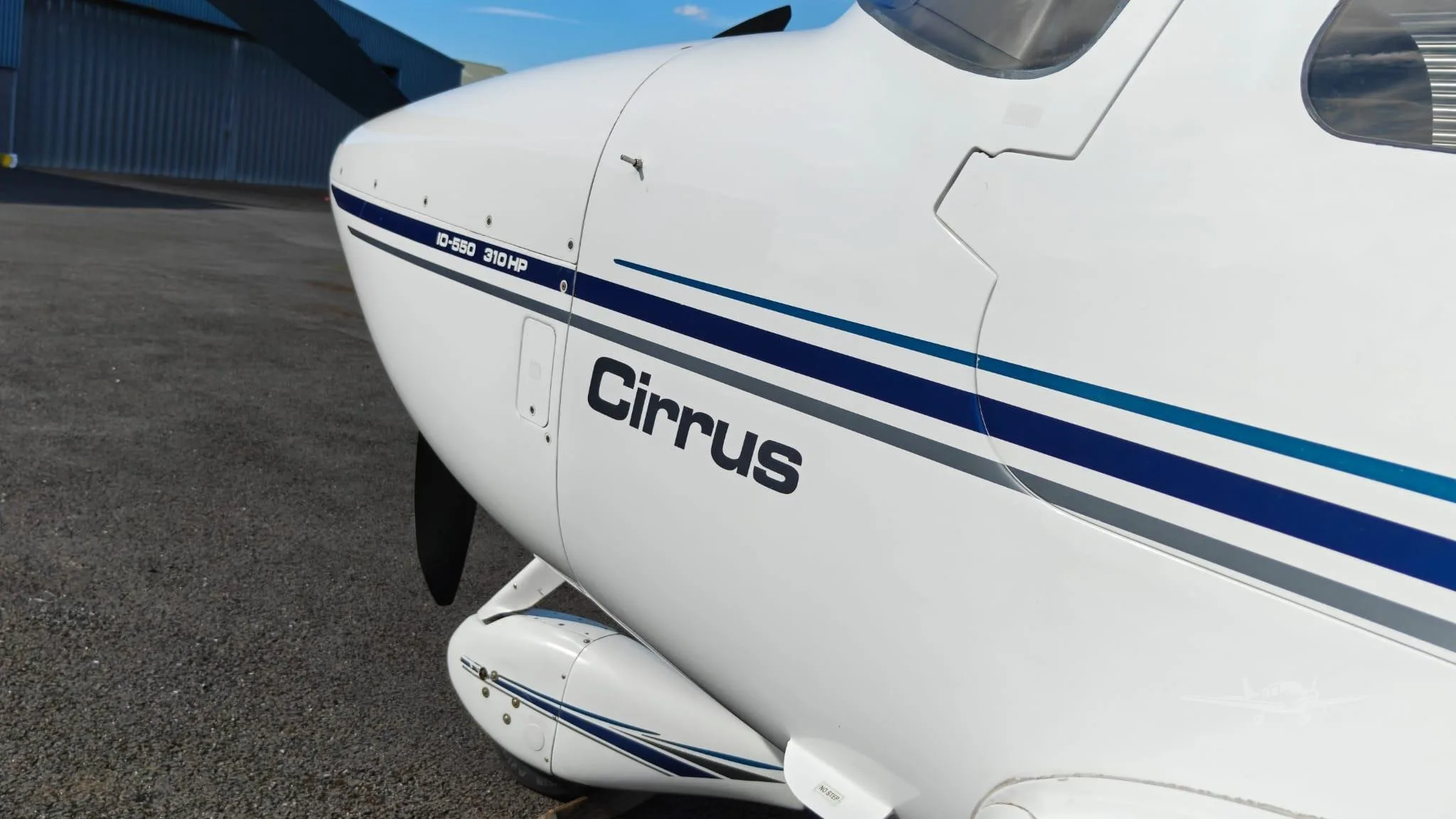 Exterior view of a 2002 CIRRUS SR22, N916CD.