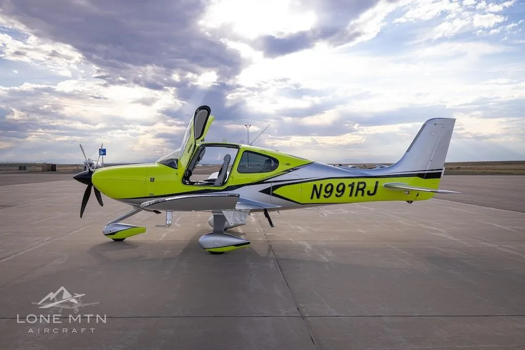 Exterior view of a 2024 CIRRUS SR22-G7 TURBO, N991RJ.