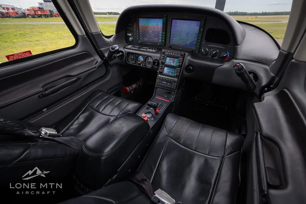 Cockpit and instrument panel of a 2008 Cirrus SR20 G3.
