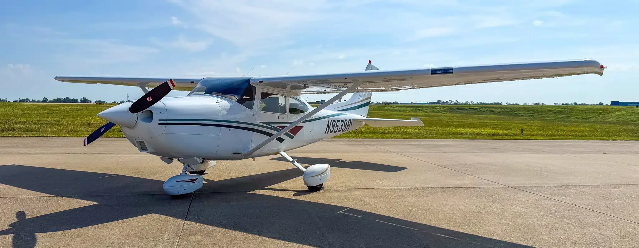 Exterior view of a 2001 Cessna 182T Skylane, N3500F.