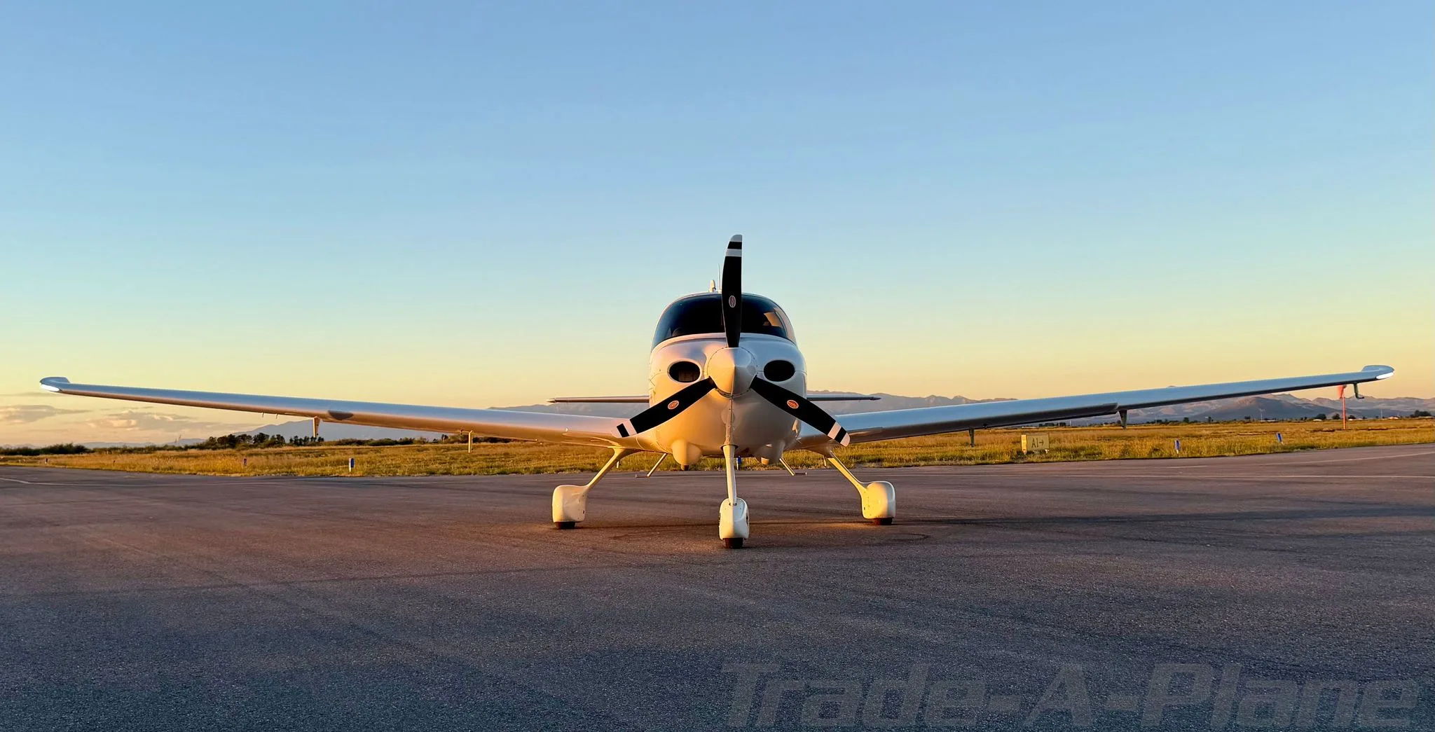 Exterior view of a 2025 CIRRUS SR20-G7, N343AZ.