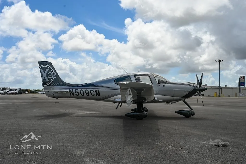 Exterior view of a 2010 CIRRUS SR22-G3, N509CM.