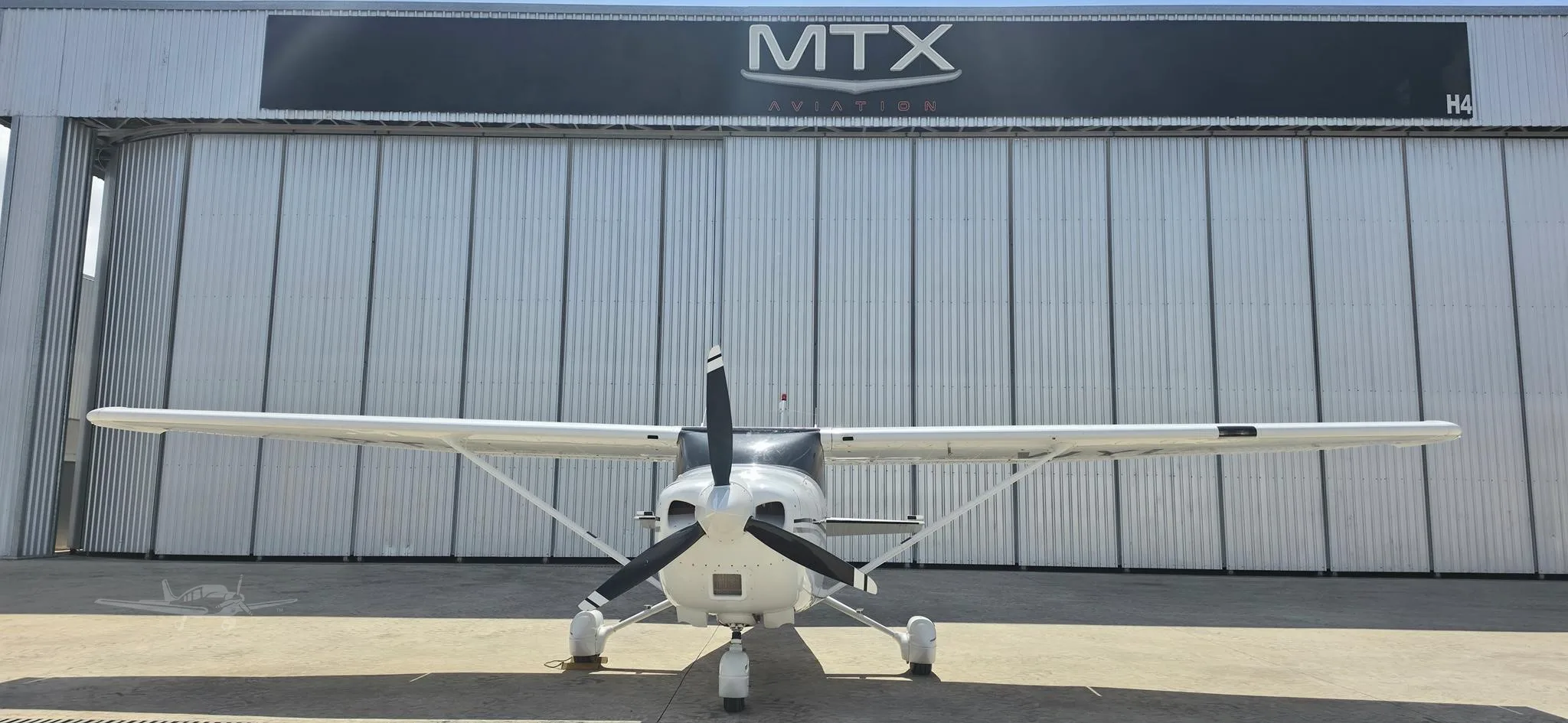 Exterior view of a 1998 CESSNA 182S SKYLANE.