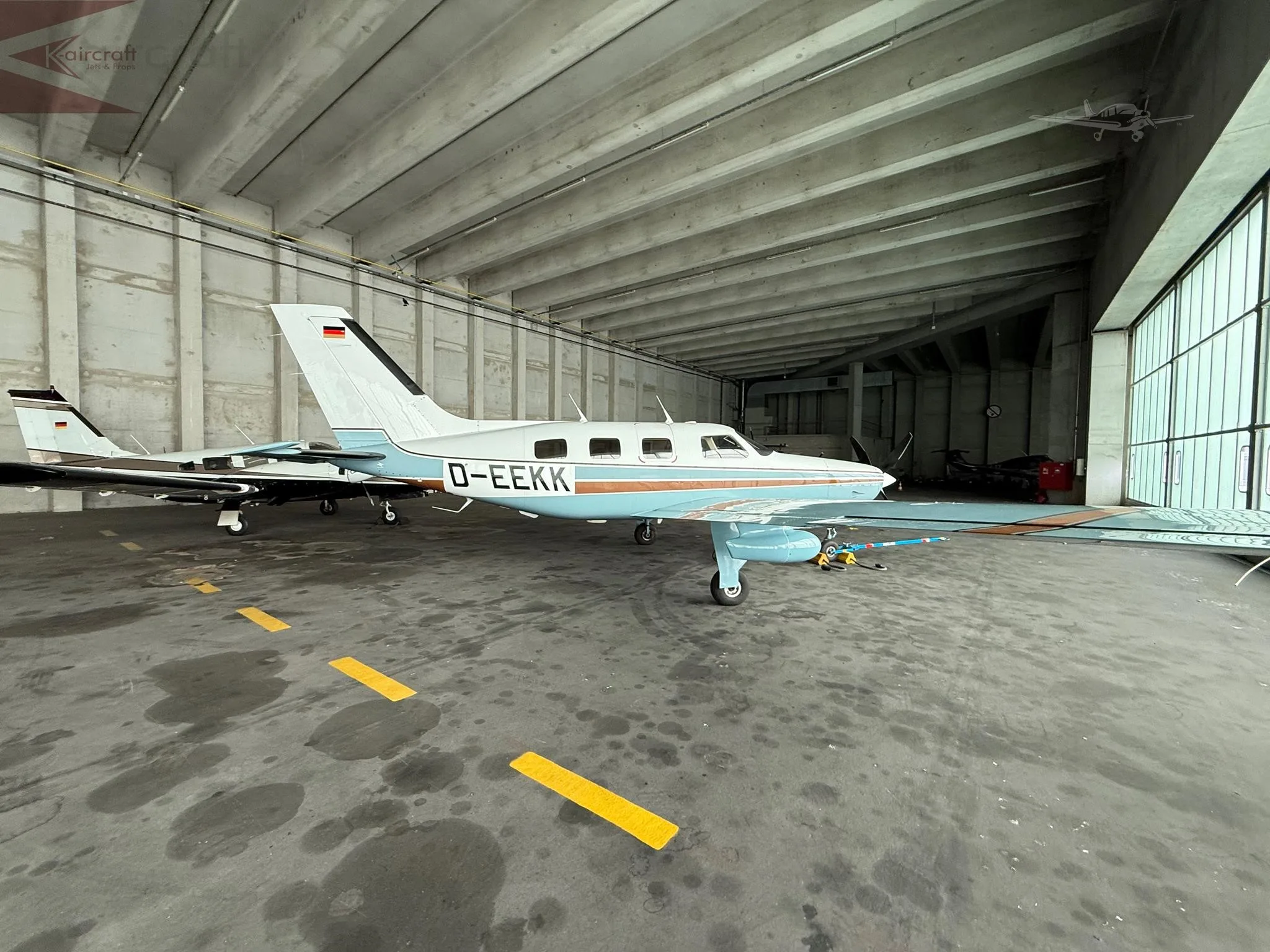 Exterior view of a 1986 PIPER MALIBU, D-EEKK.