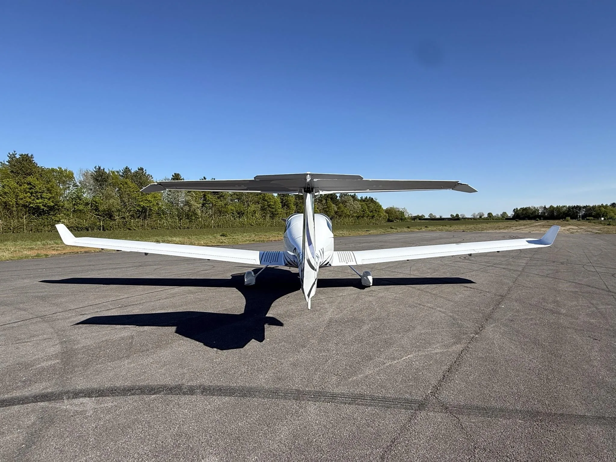 Exterior view of a 2023 DIAMOND DA40 NG, G-SLAY.