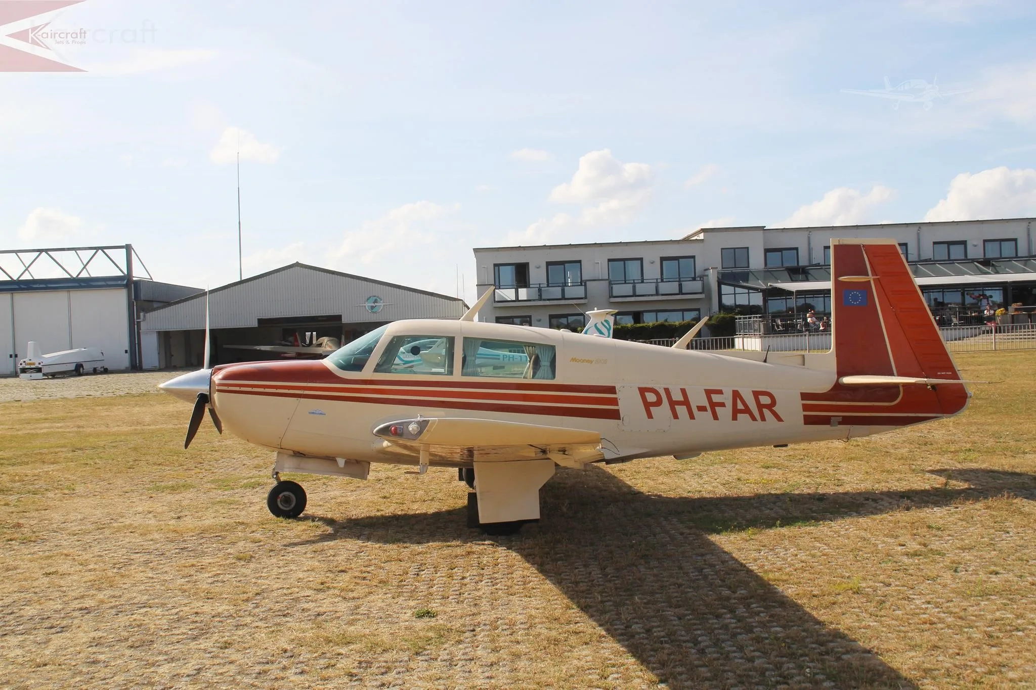 Exterior view of a 1984 MOONEY M20J 201, PH-FAR.
