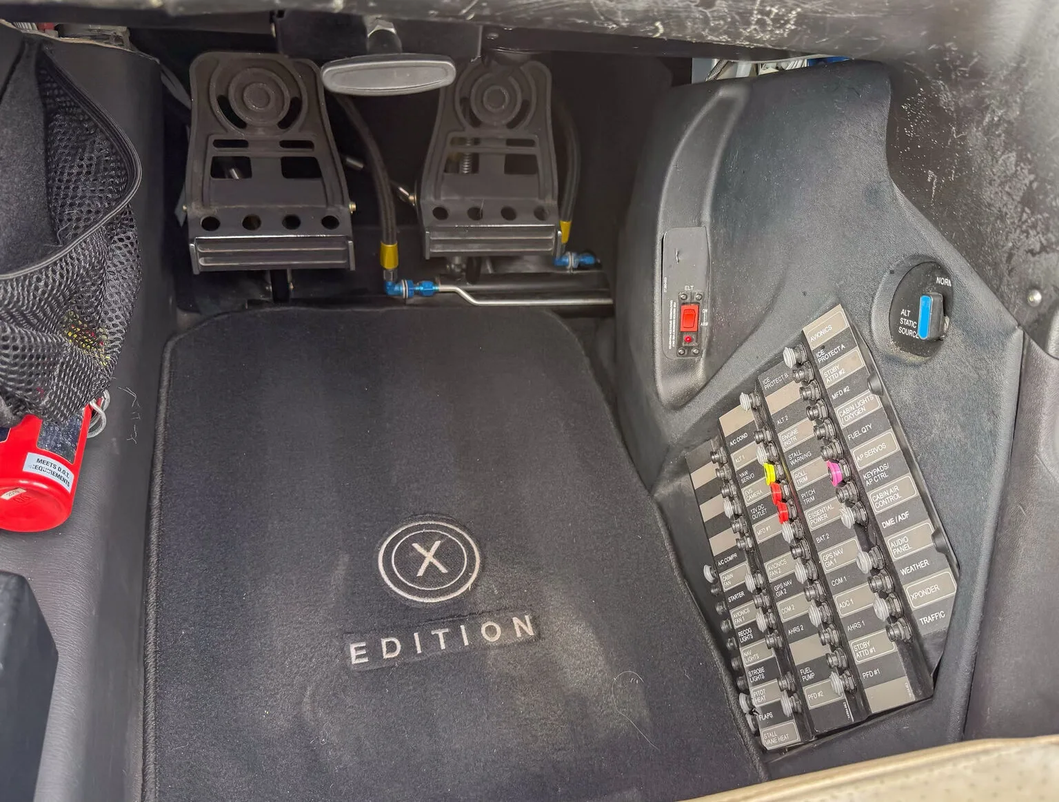 Cockpit and instrument panel of a Cirrus.
