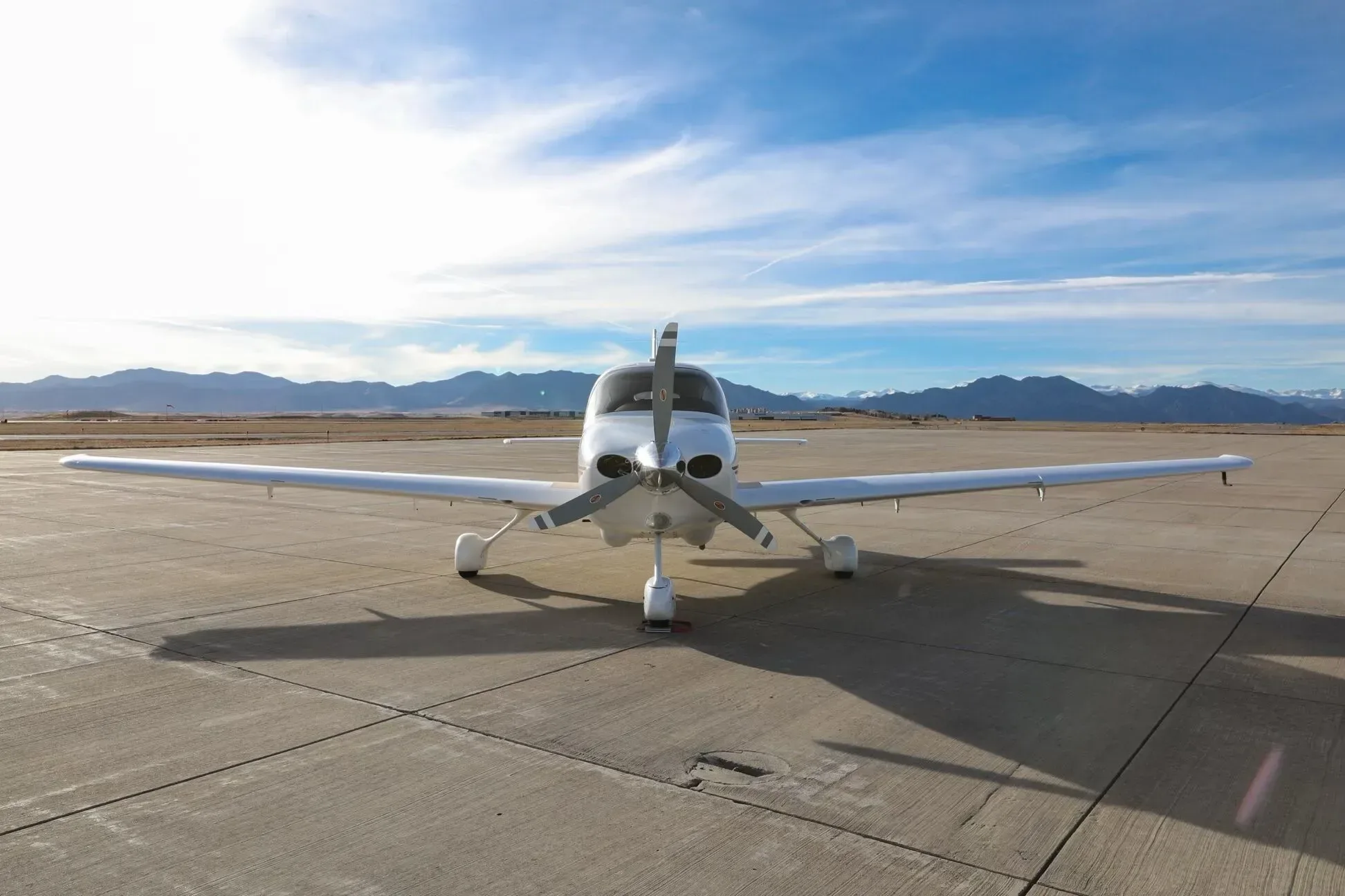Exterior view of a 2002 Cirrus SR20, N501DF.