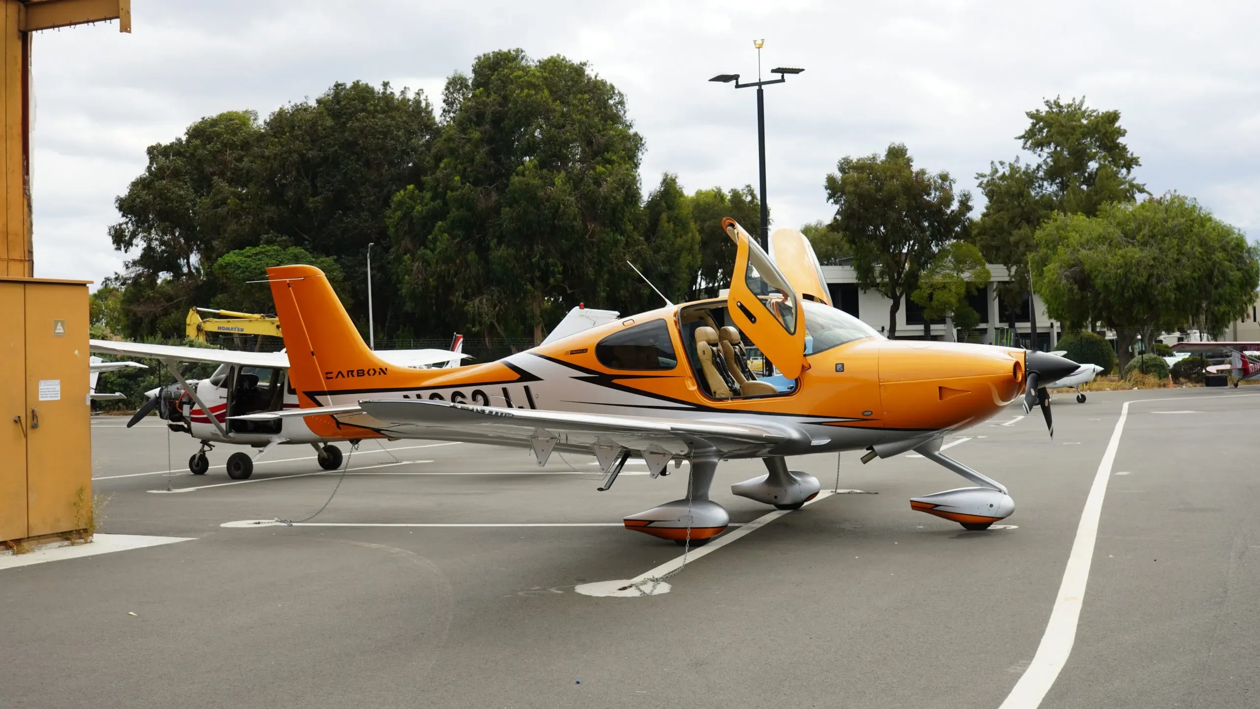 Exterior view of a 2022 Cirrus SR20, N662JJ.