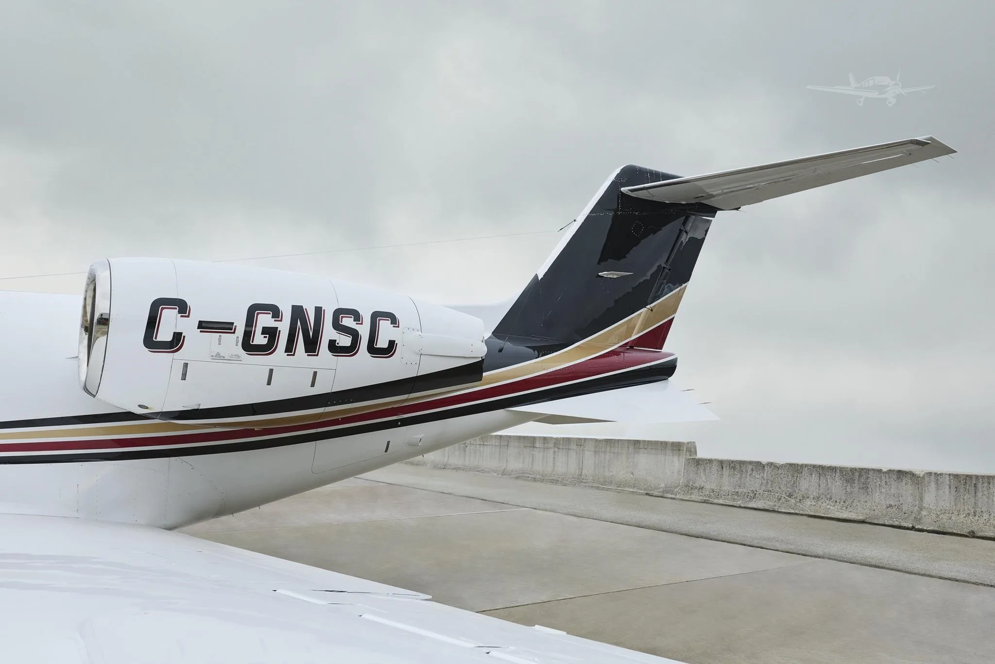 Exterior view of a 2004 LEARJET 45XR.