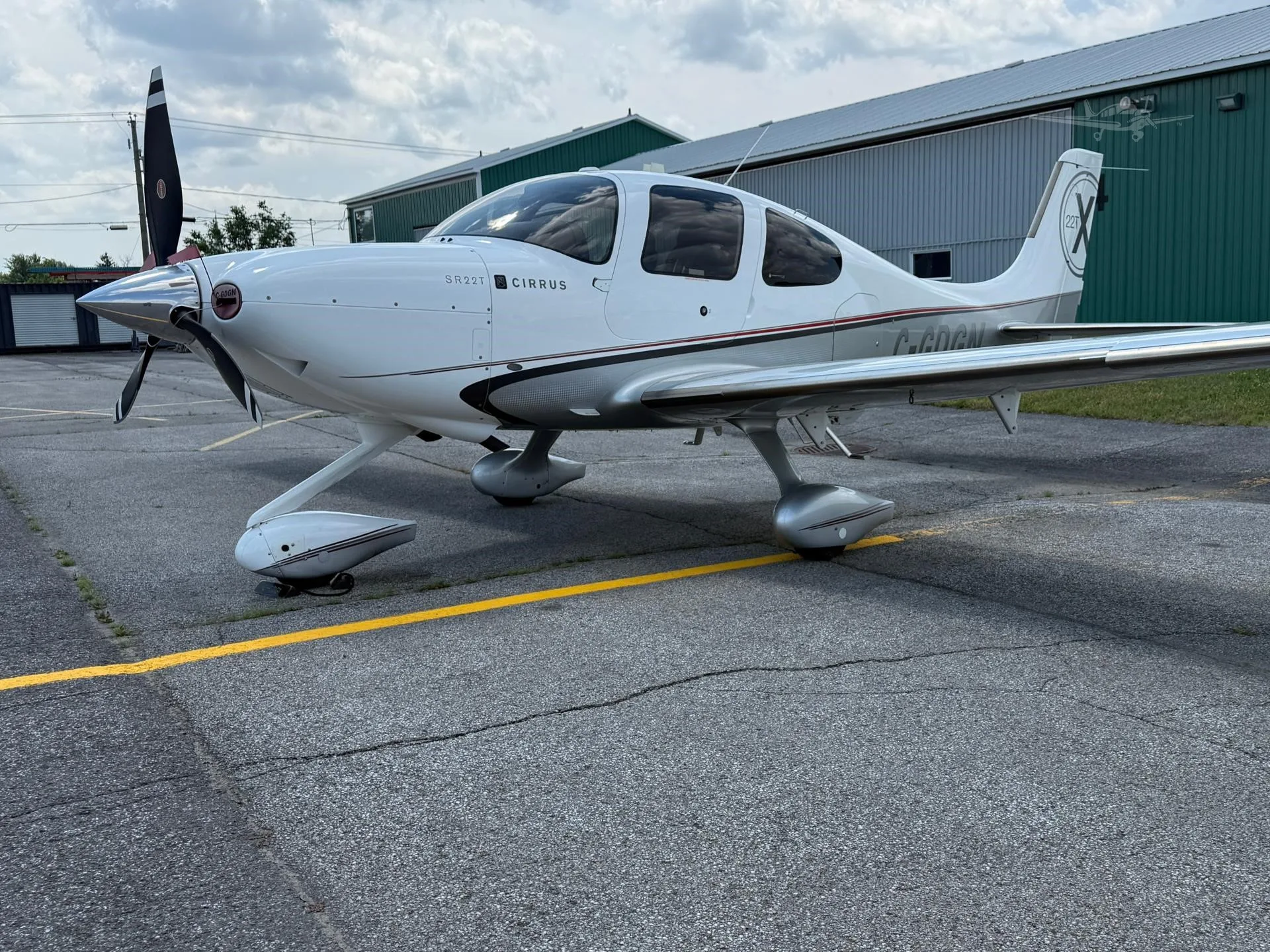 Exterior view of a 2011 CIRRUS SR22-G3 TURBO, C-GDGN.