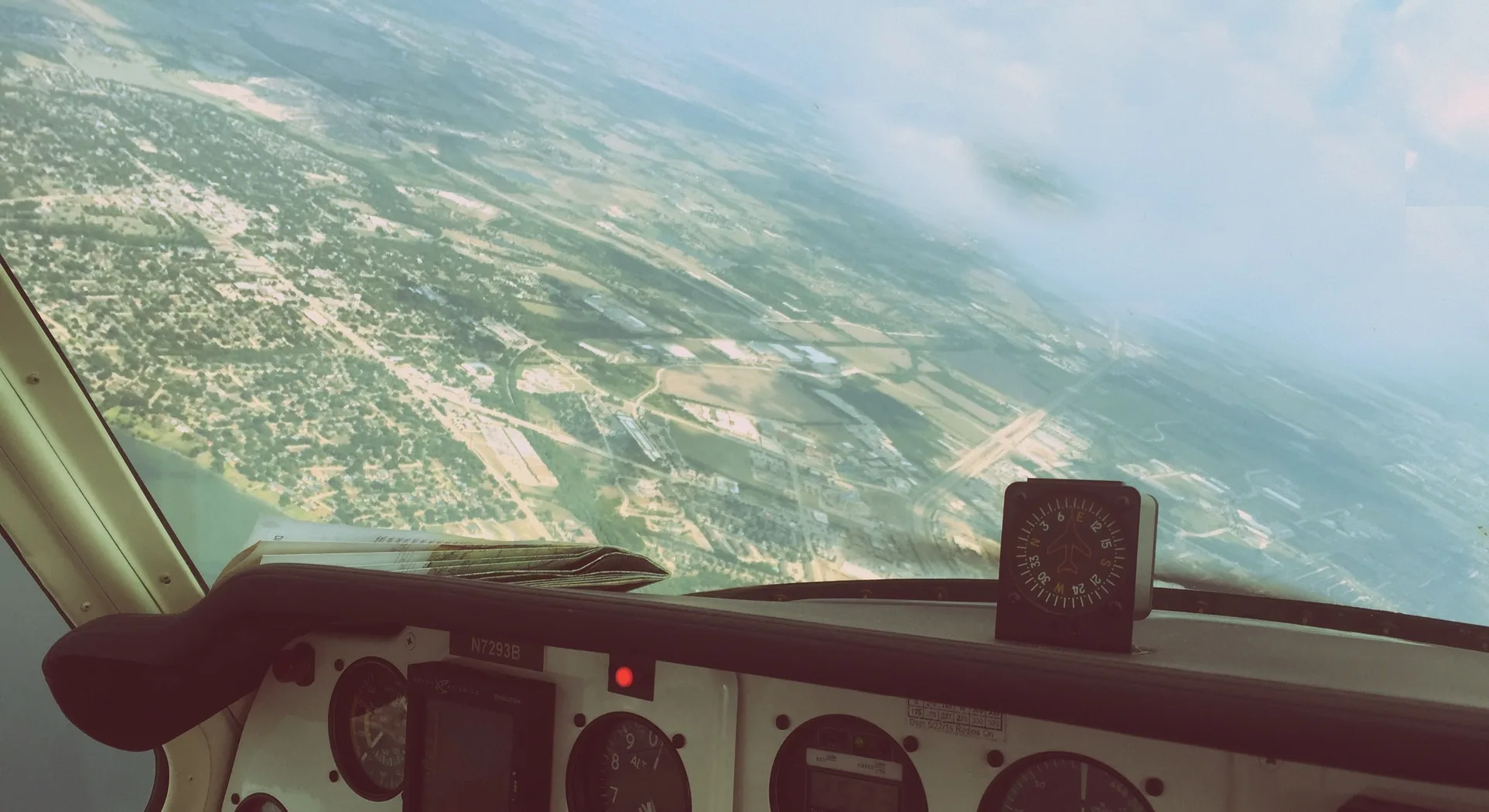 Cockpit and instrument panel of a 2006 Cessna 182T.
