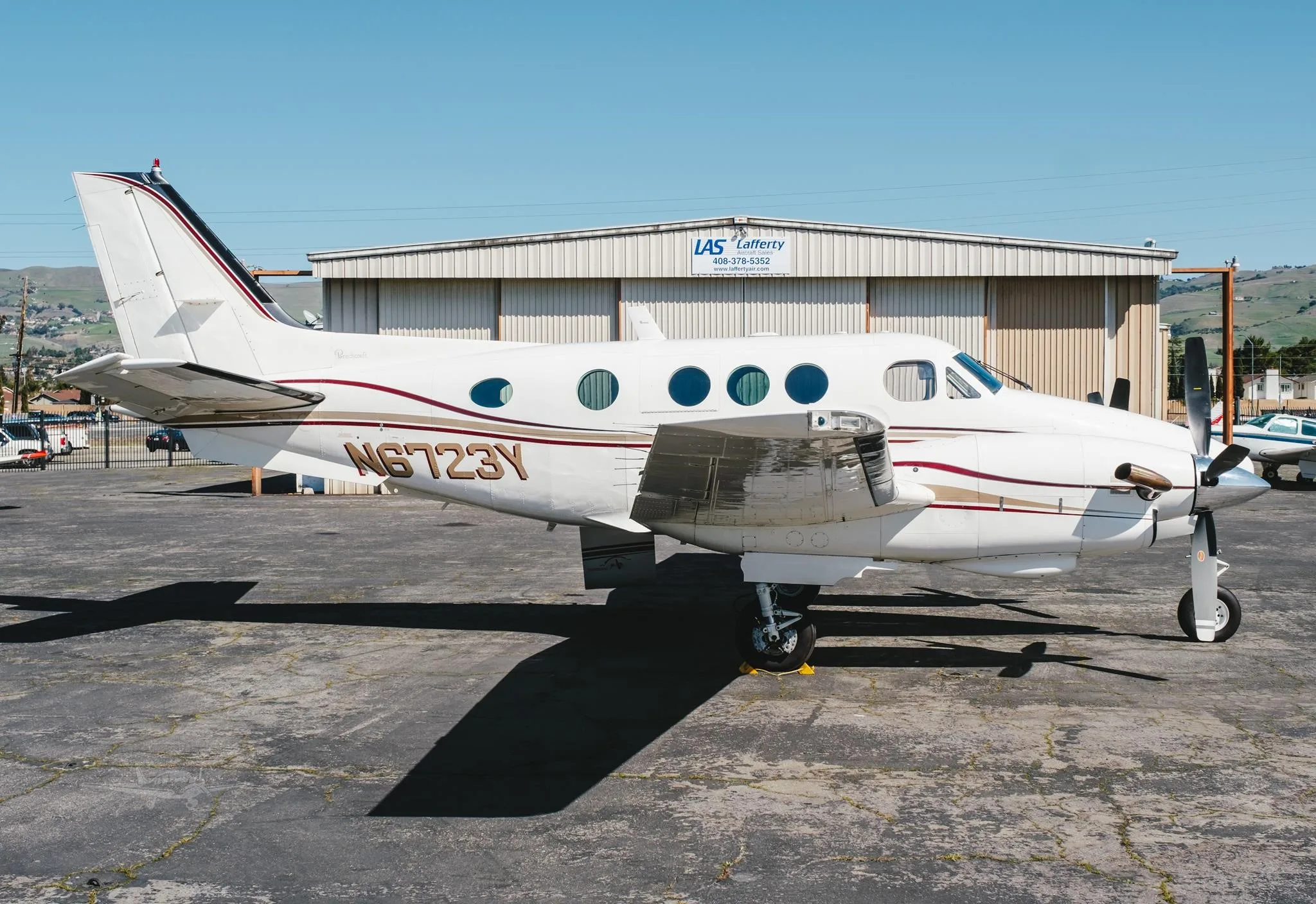 Exterior view of a 1982 BEECHCRAFT KING AIR C90, N6723Y.